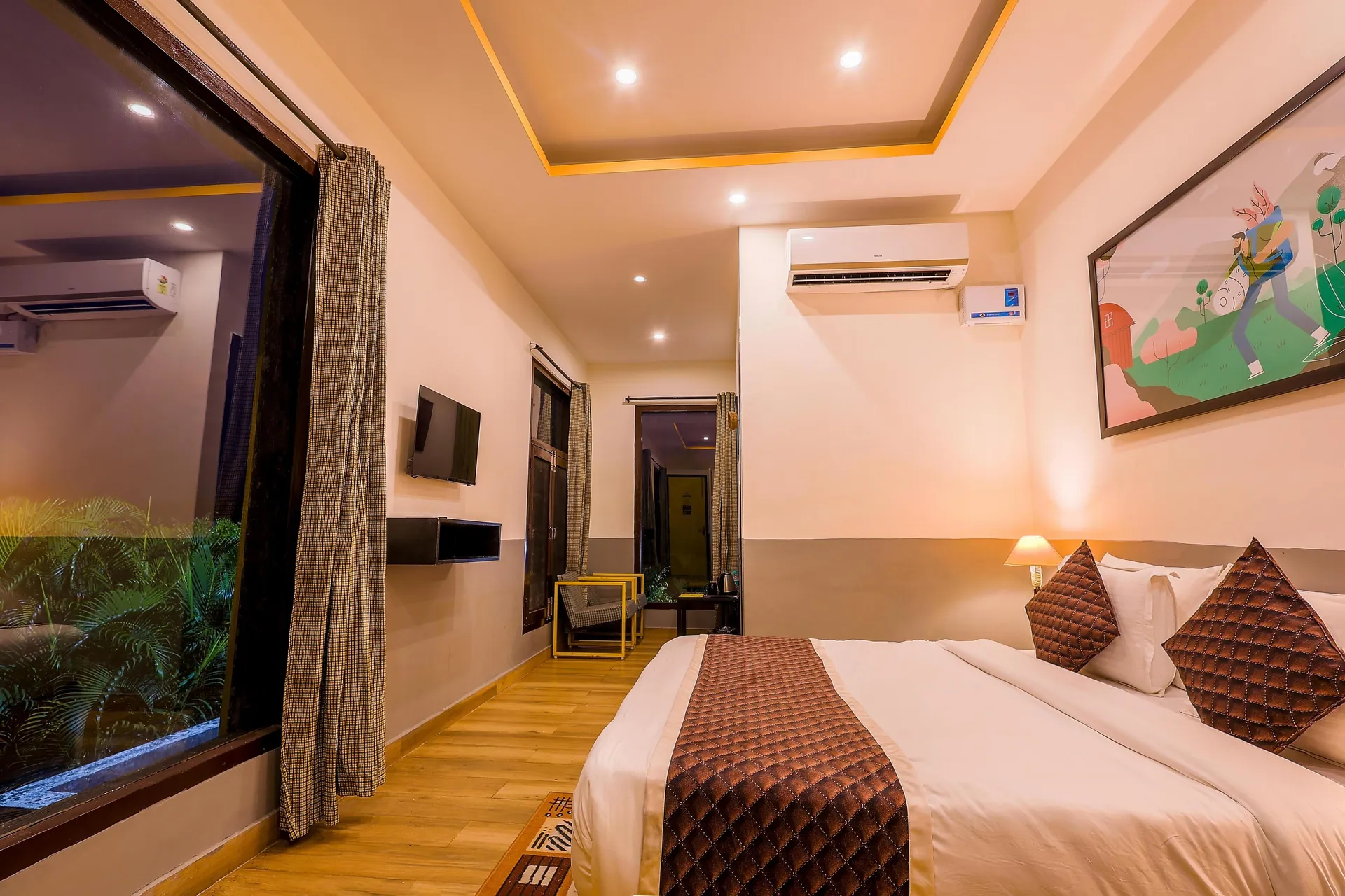 Corbett Wild Resort-A River Access Property Room