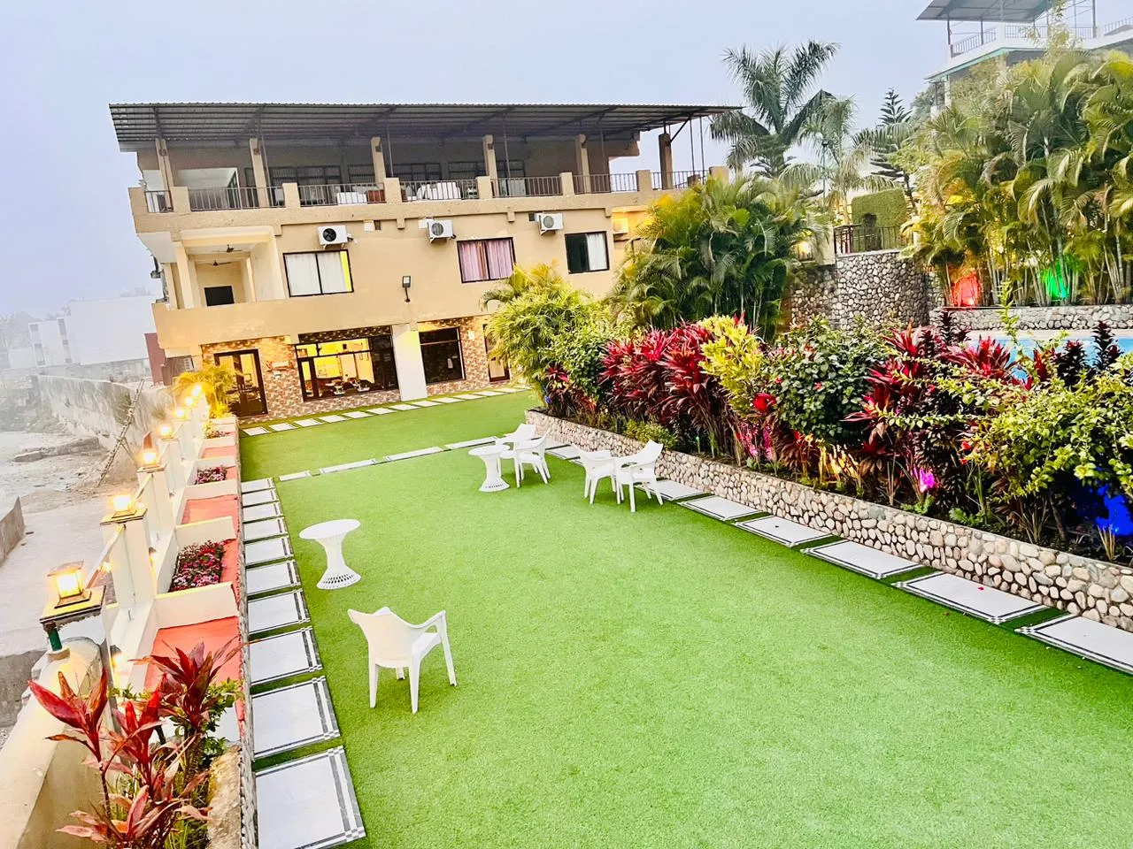 Dee Fellow Resorts Common Area