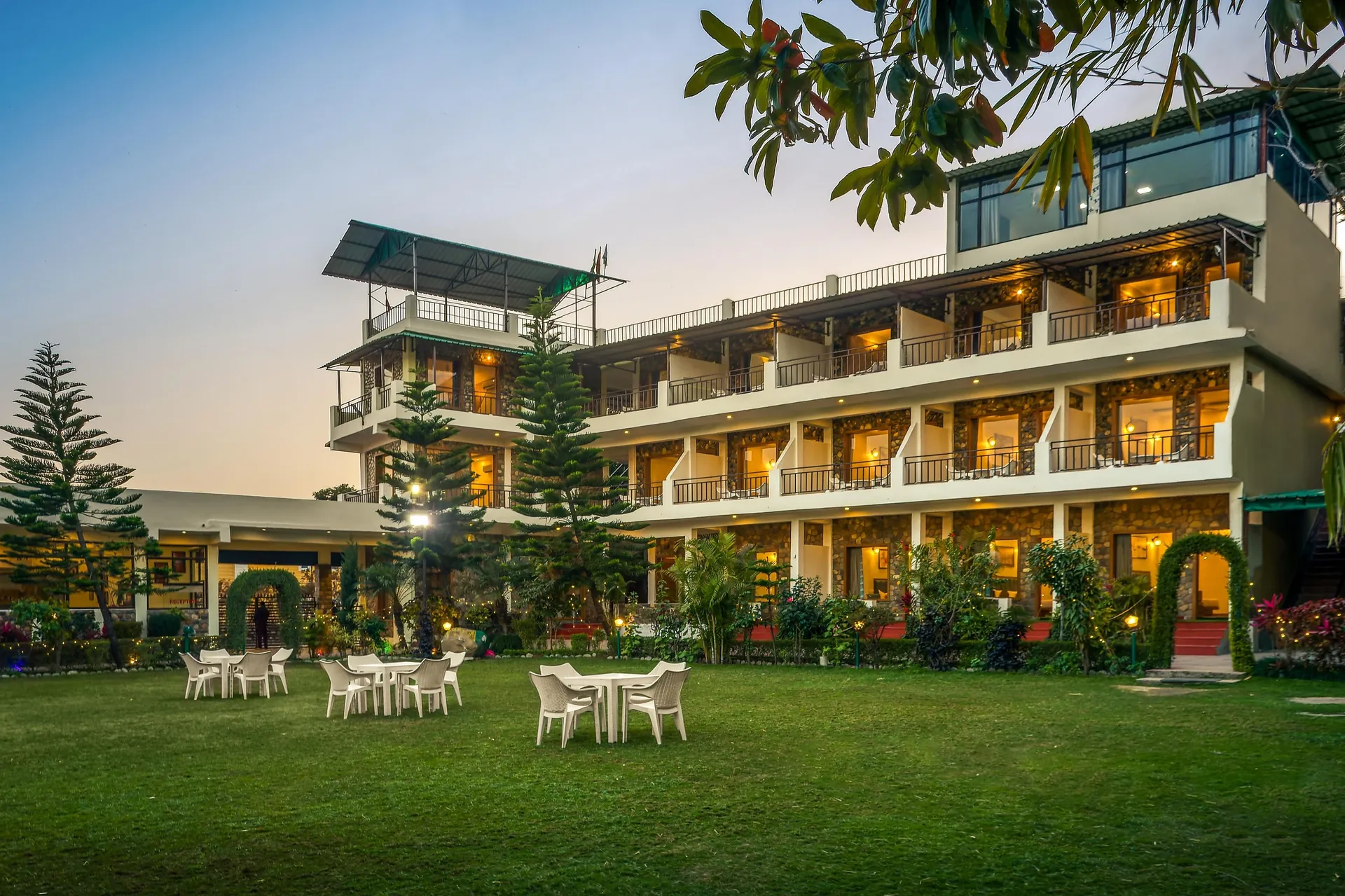 Dee Fellow Resorts Entrance