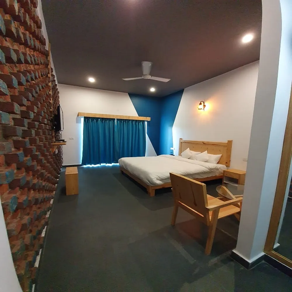 juSTa Lazy Haven, Corbett Entrance