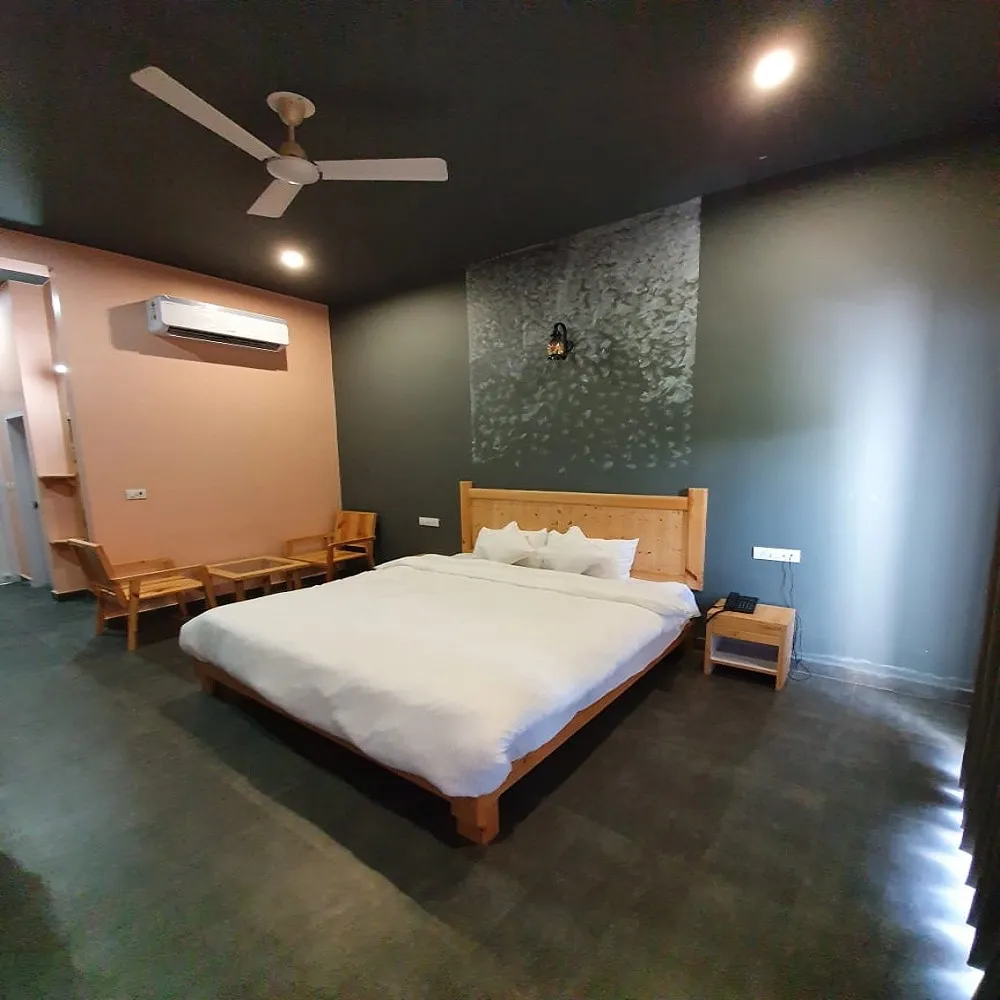 juSTa Lazy Haven, Corbett Entrance
