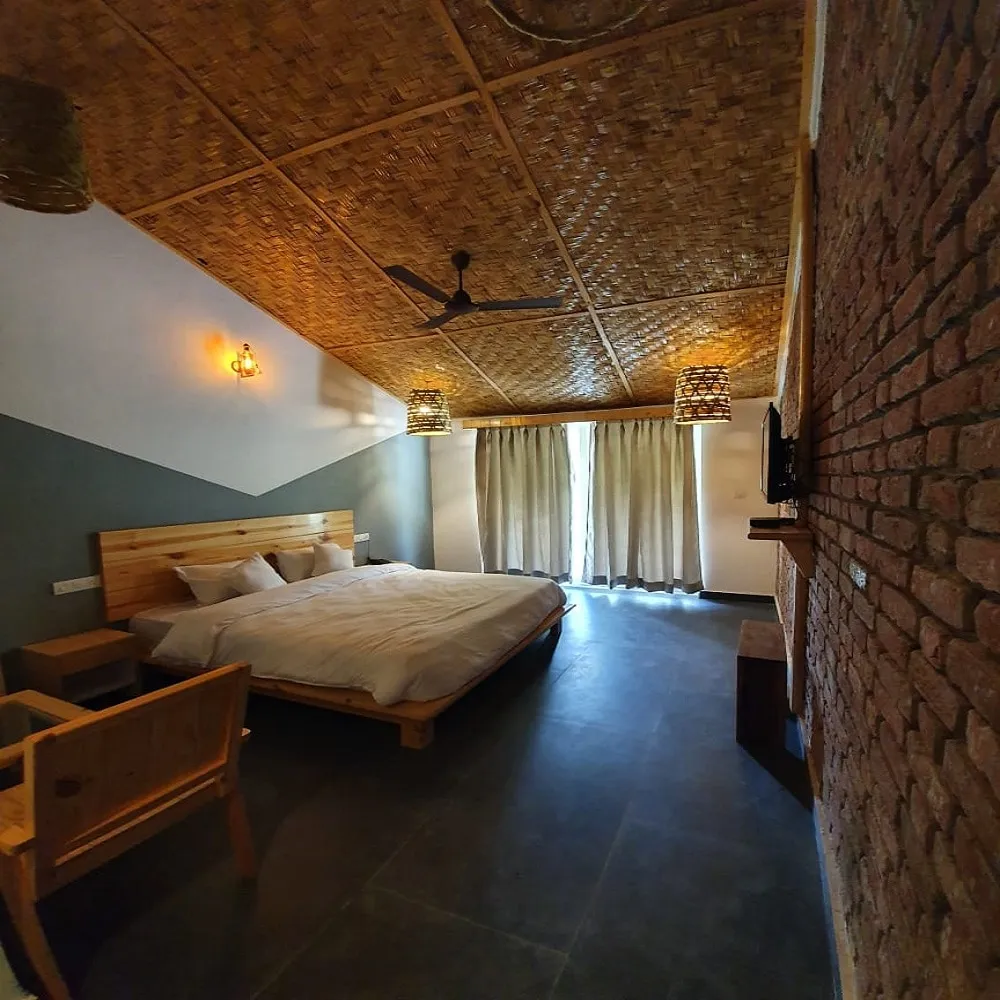 juSTa Lazy Haven, Corbett Entrance