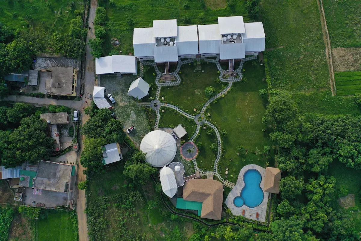 juSTa Lazy Haven, Corbett Facade