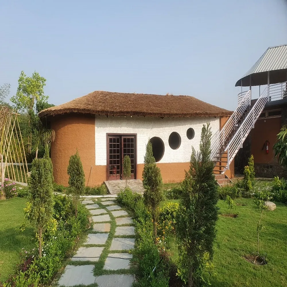 juSTa Lazy Haven, Corbett Facade