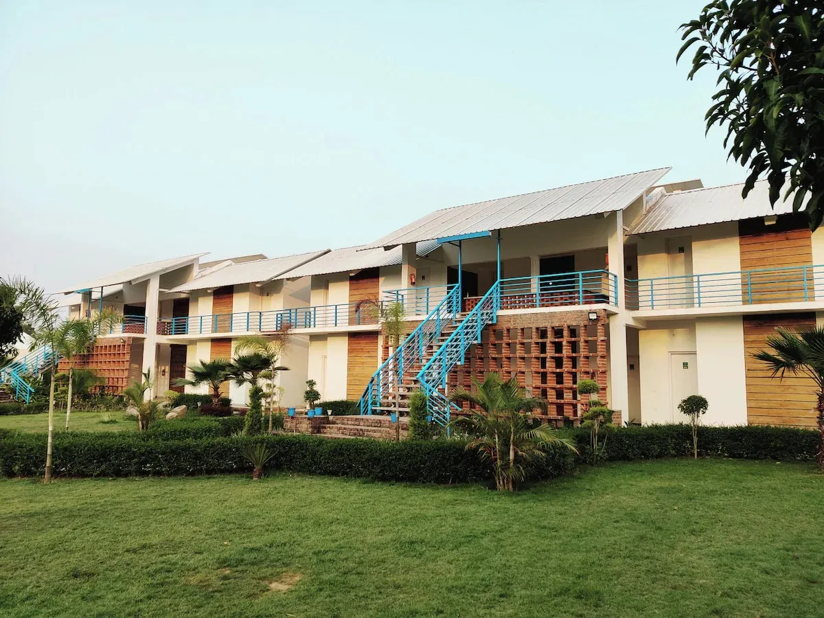 juSTa Lazy Haven, Corbett Facade