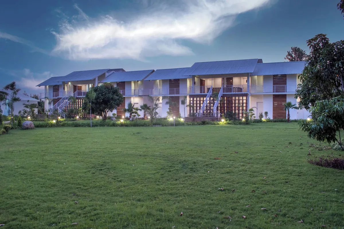juSTa Lazy Haven, Corbett Facade