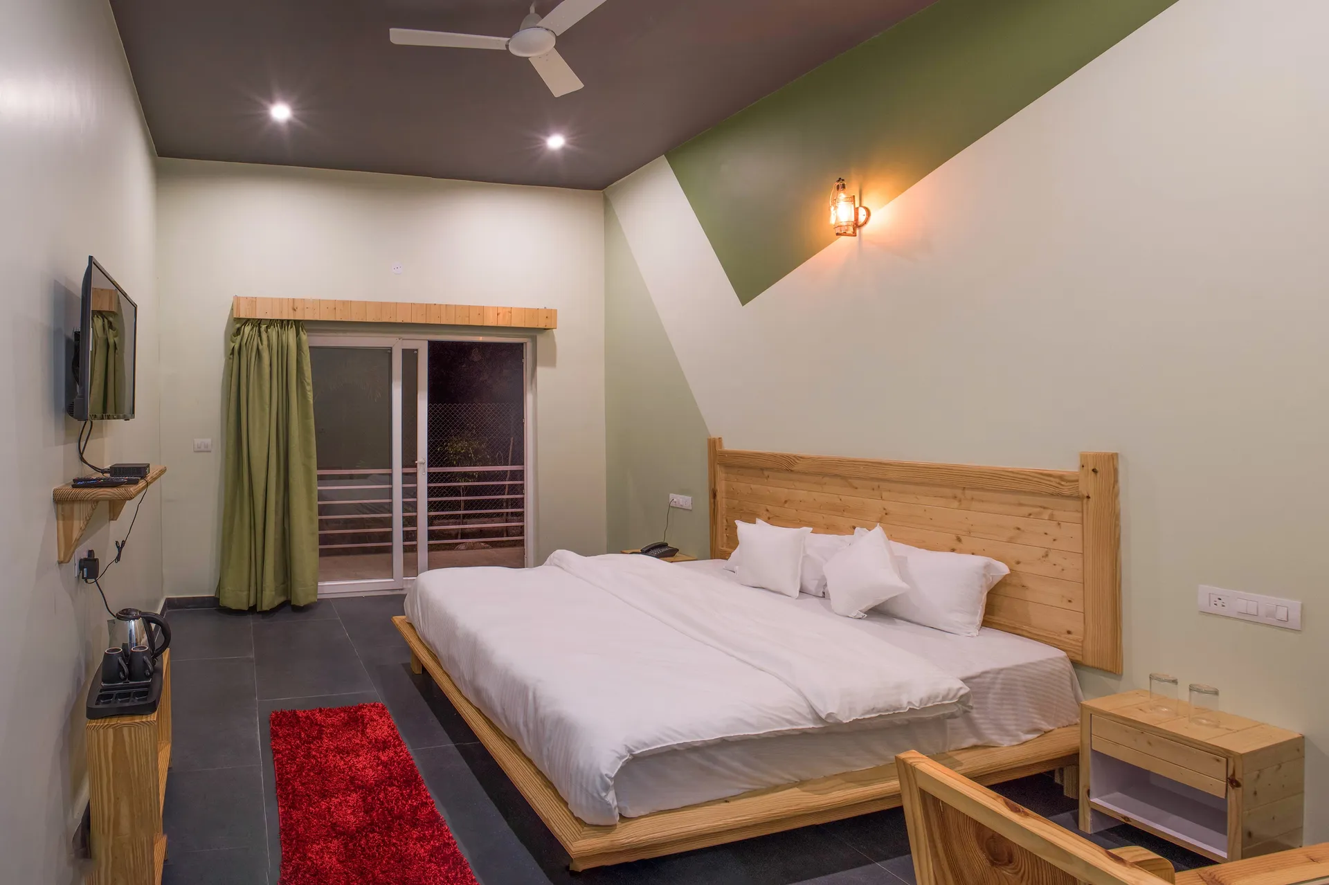 juSTa Lazy Haven, Corbett Room