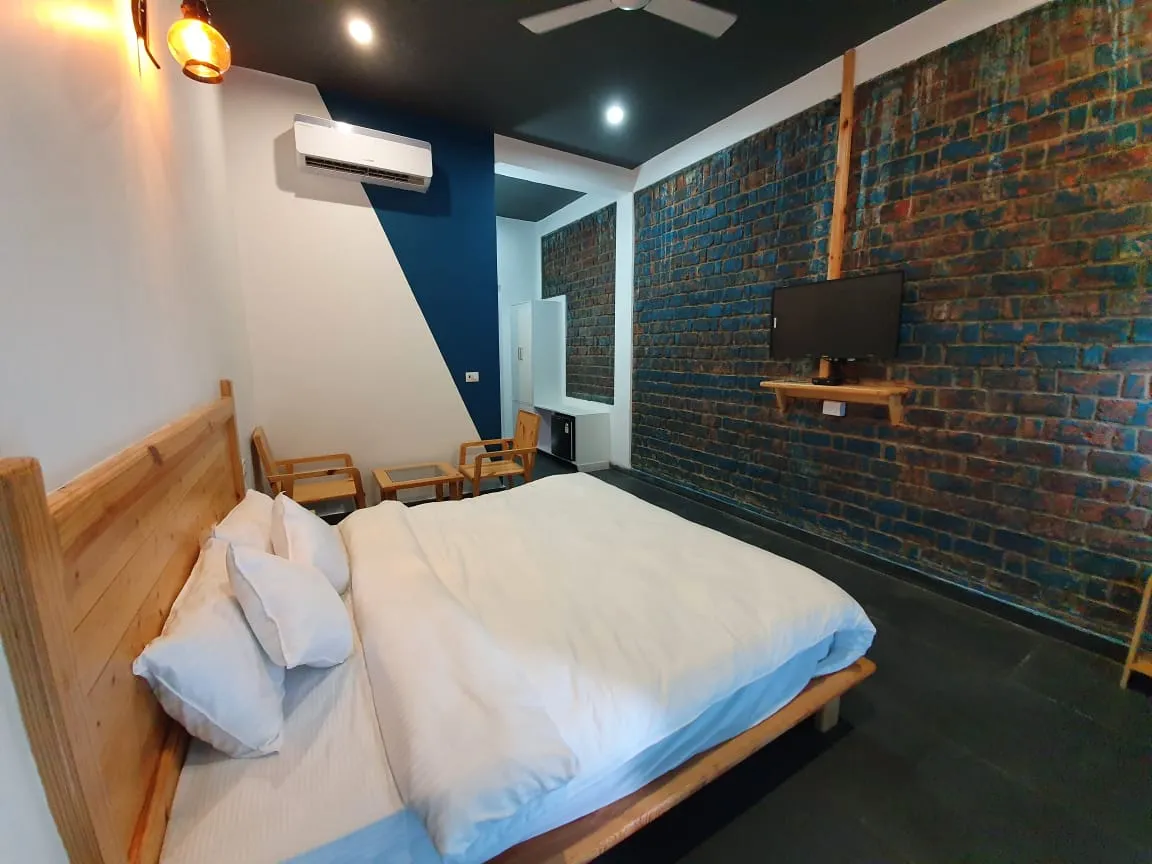 juSTa Lazy Haven, Corbett Room