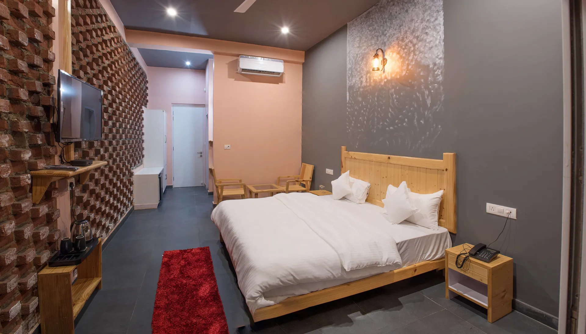 juSTa Lazy Haven, Corbett Room