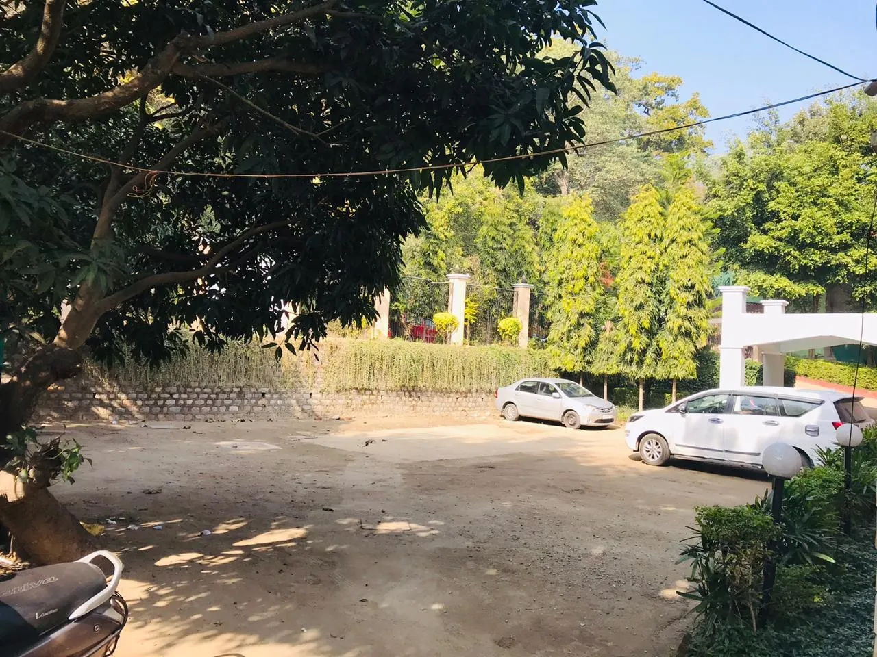 Le Roi Corbett Parking