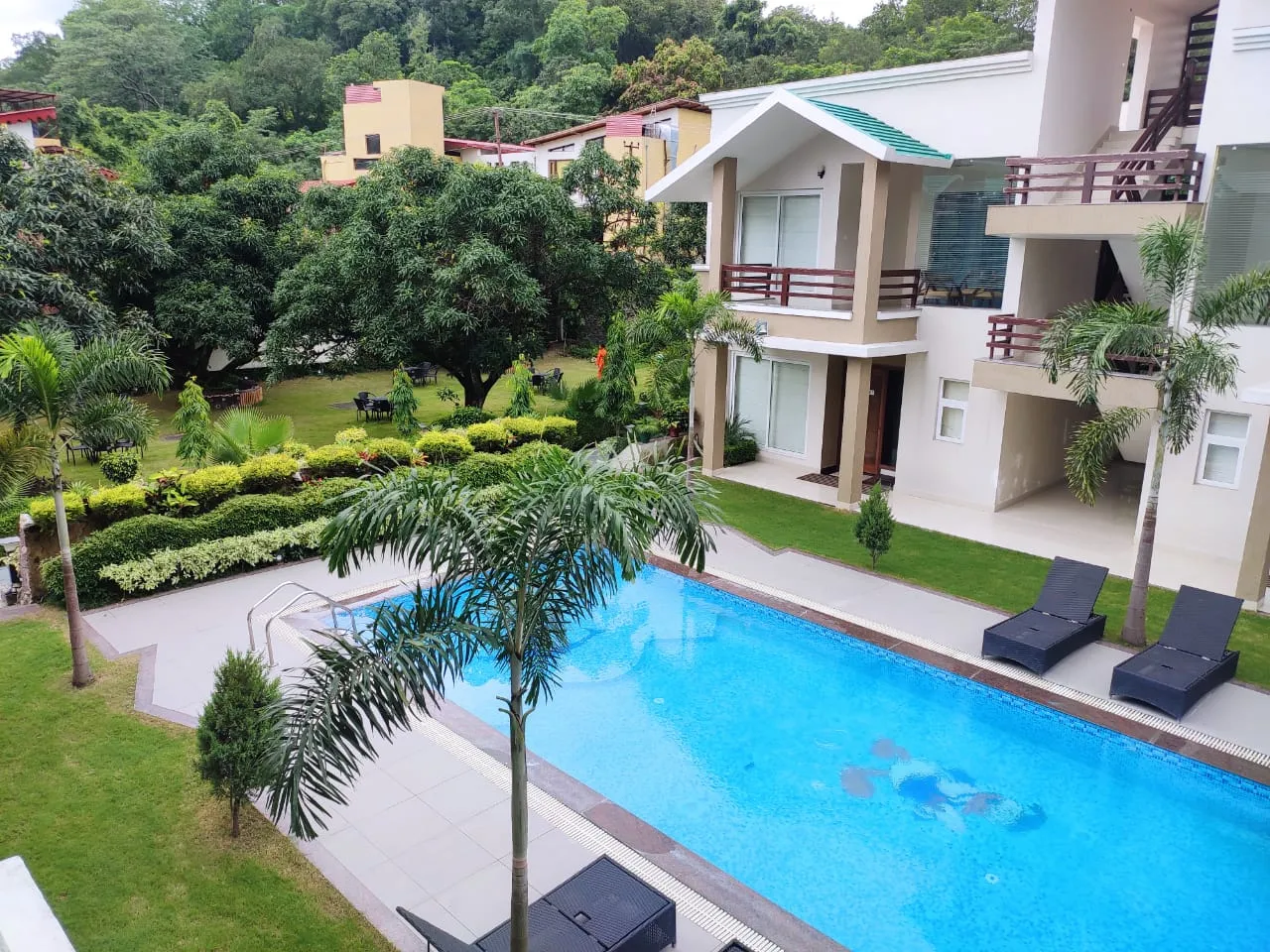 Maulik Mansion Resort Swimming Pool