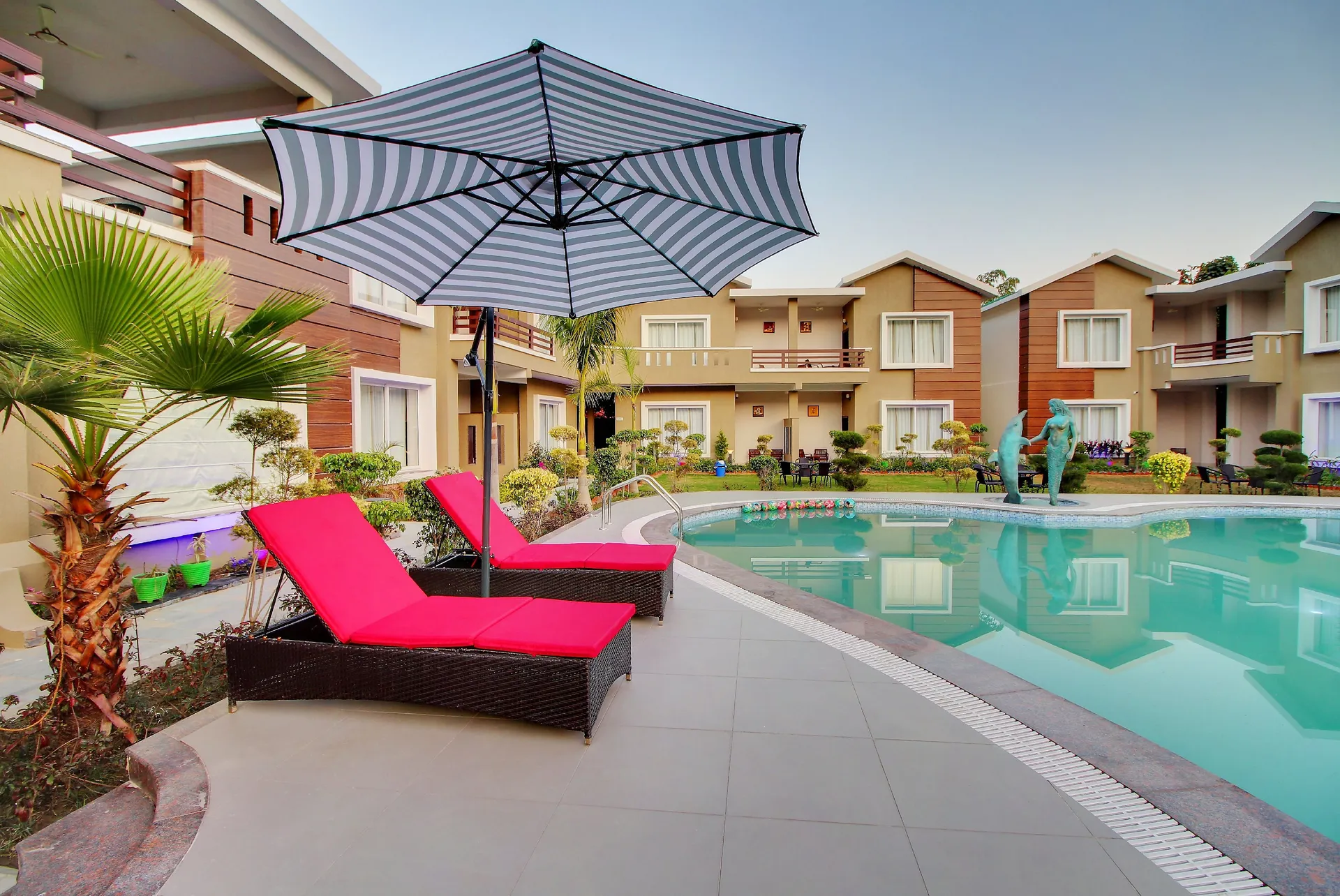 Maulik Mansion Resort Swimming Pool