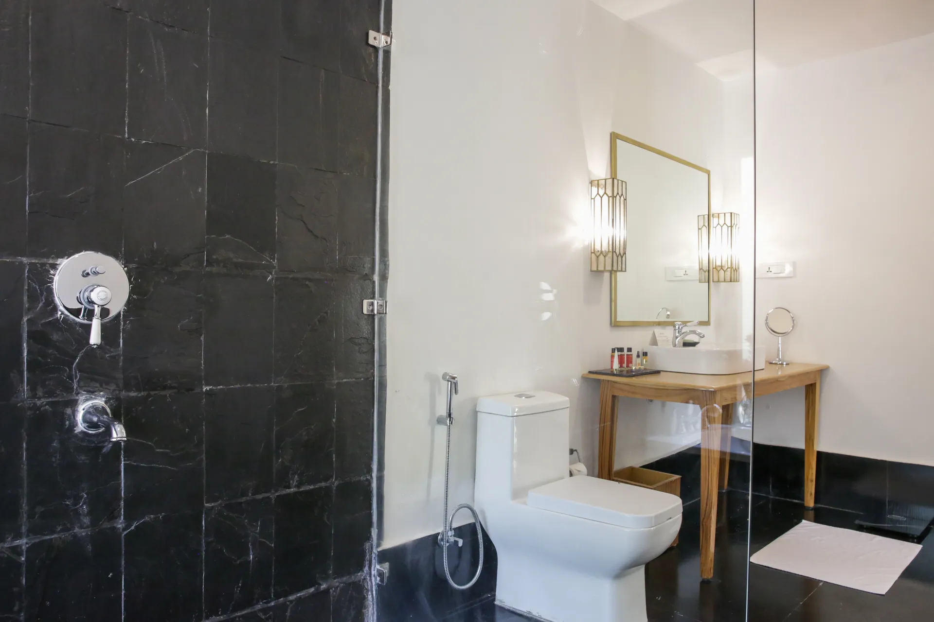 Saraca Resort & Spa Corbett Washroom
