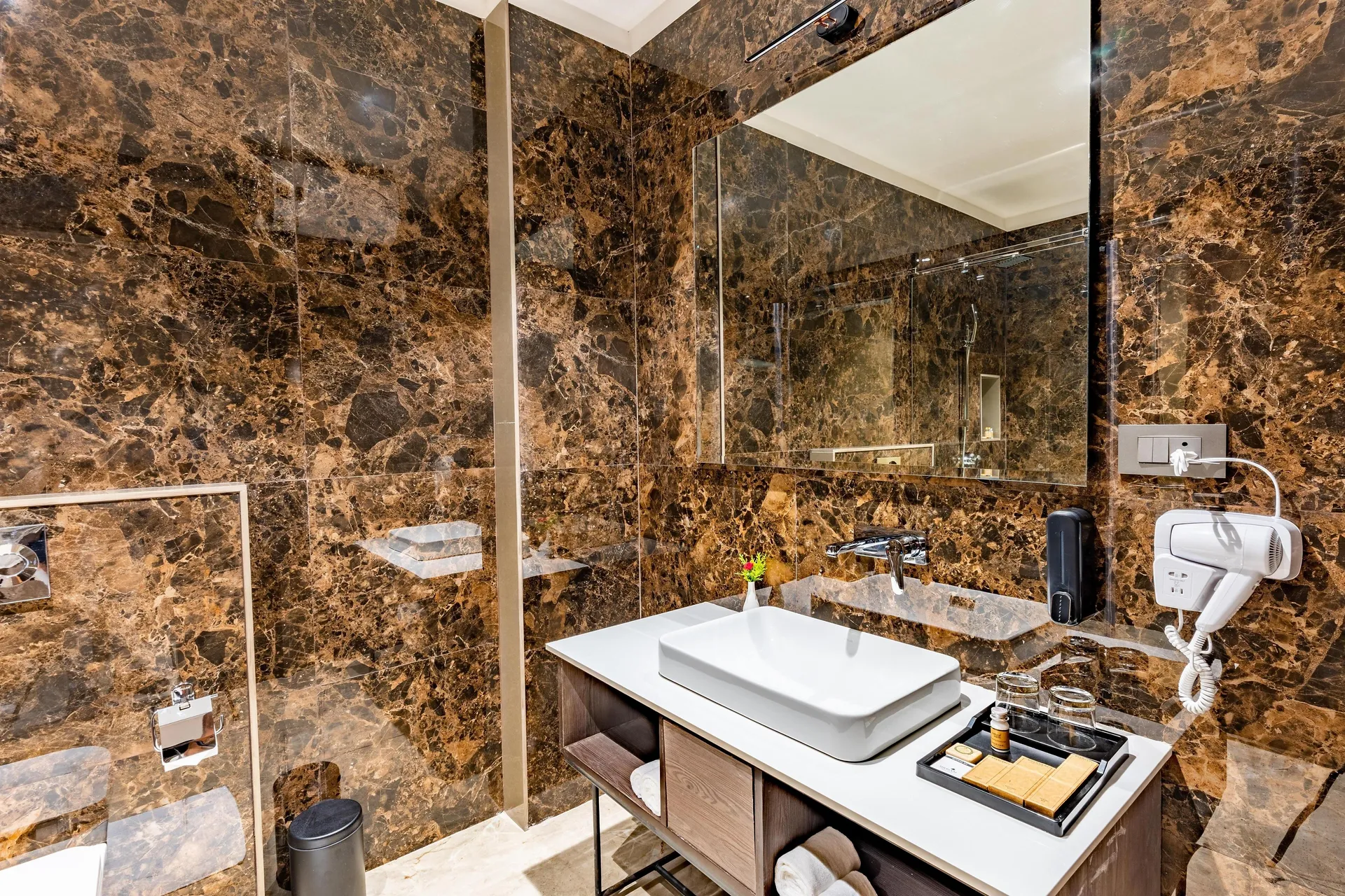 Shervani Pebbles and Pines Corbett Washroom
