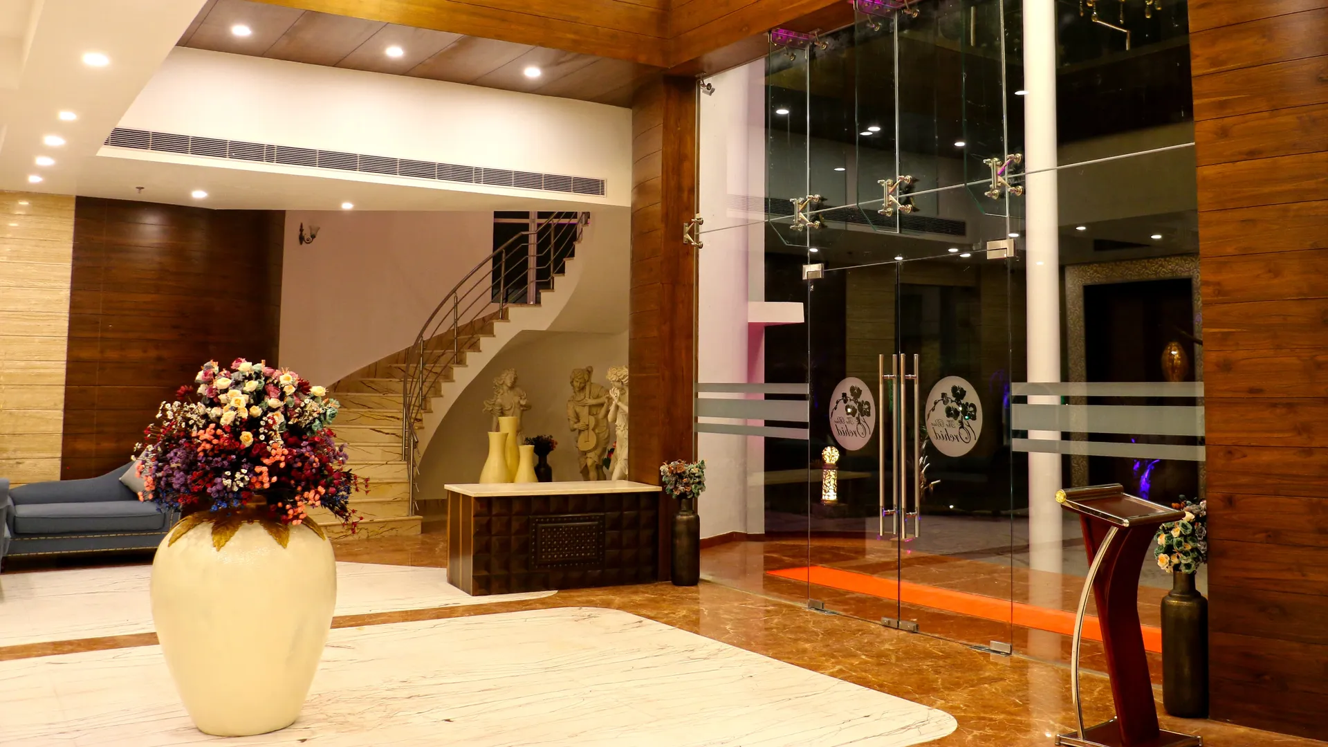 Tiaraa Hotels & Resorts Reception