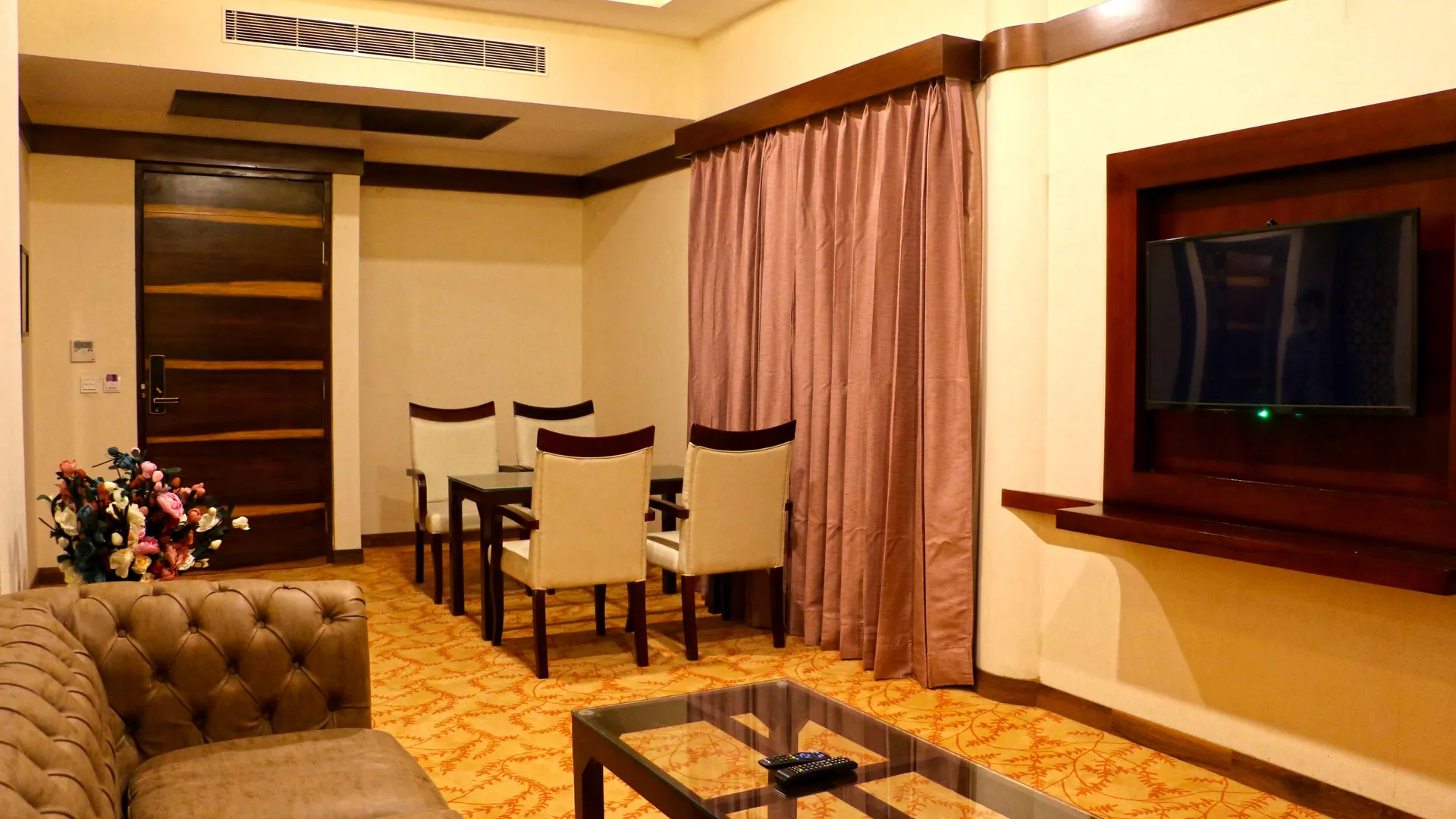 Tiaraa Hotels & Resorts Room