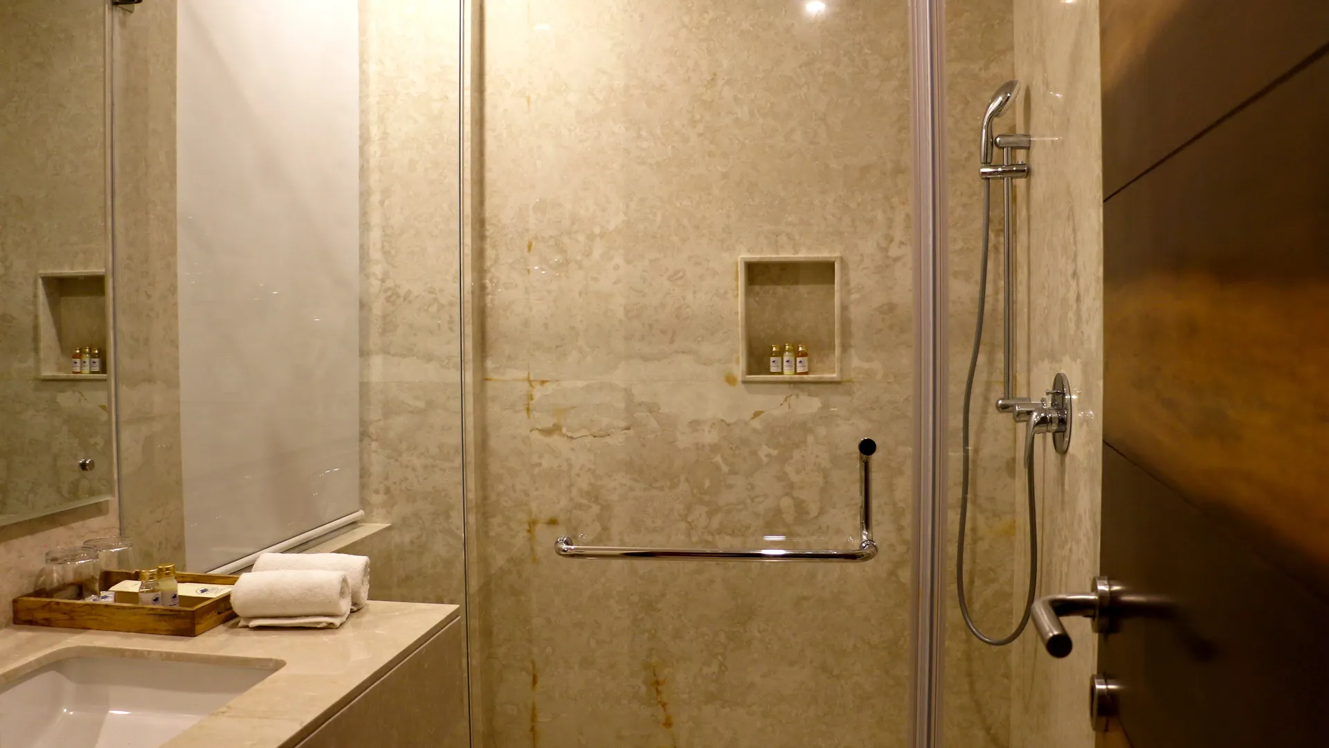 Tiaraa Hotels & Resorts Washroom