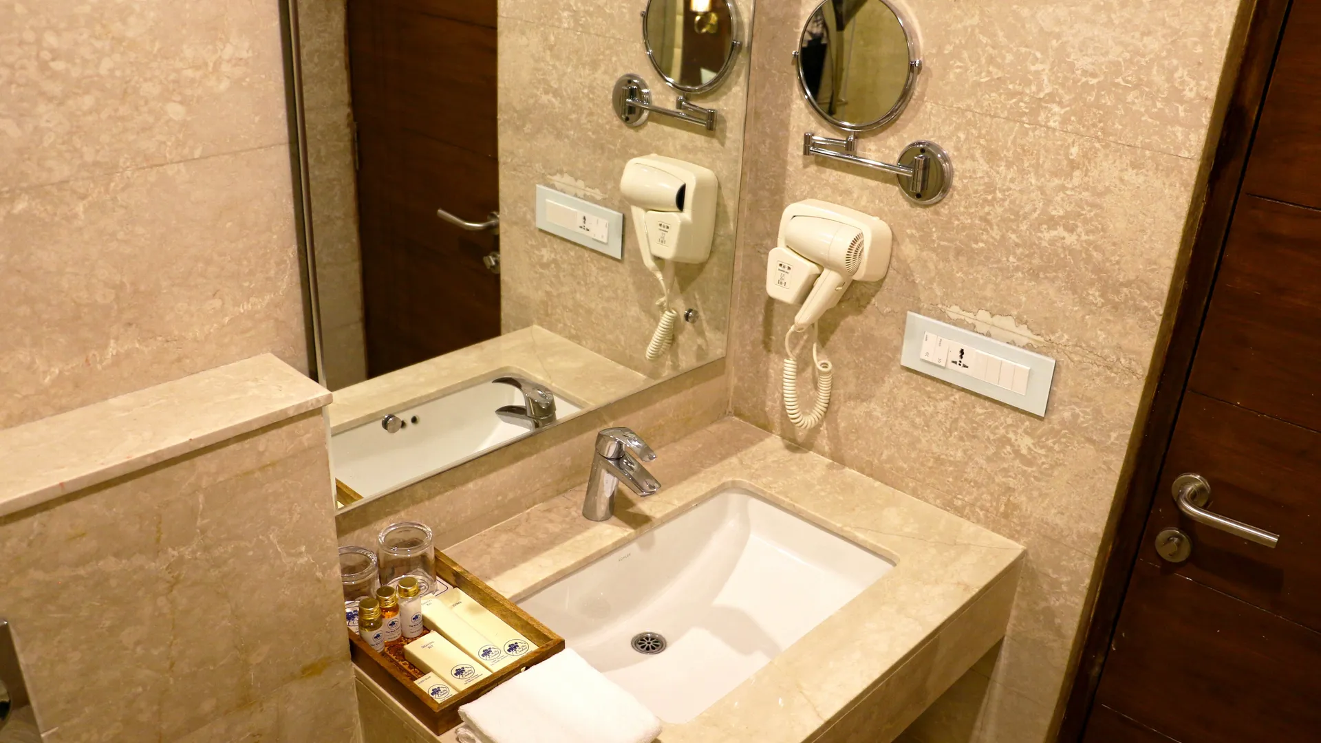 Tiaraa Hotels & Resorts Washroom