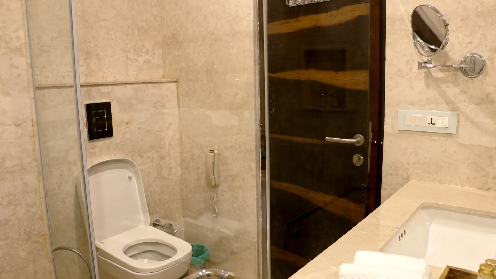 Tiaraa Hotels & Resorts Washroom