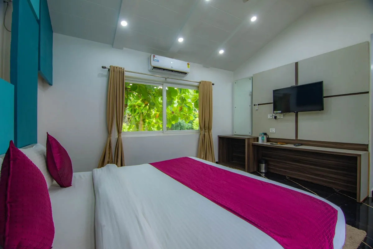Wildlife Stays By Corbett Treff Room