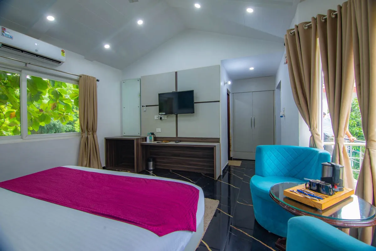 Wildlife Stays By Corbett Treff Room