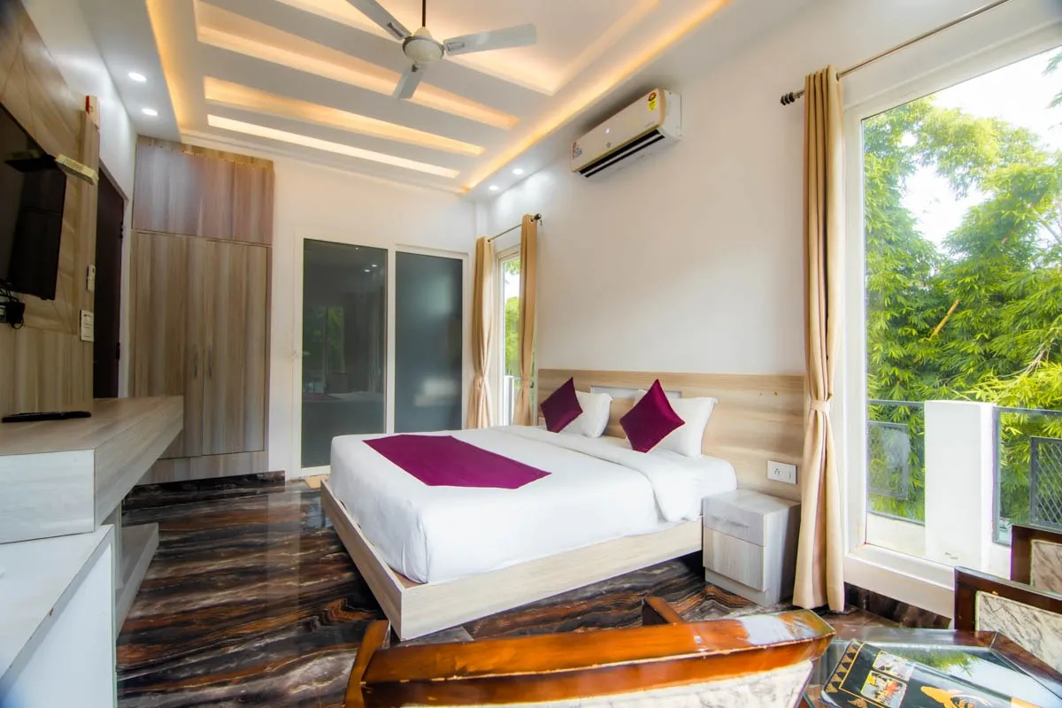 Wildlife Stays By Corbett Treff Room
