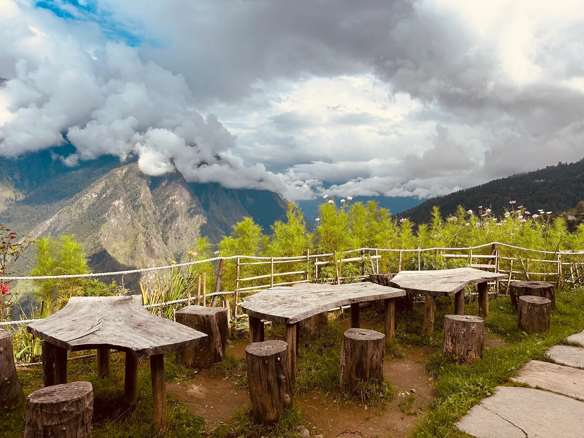 Blue Poppy Resort Auli - Near Auli Chairlift Common Area