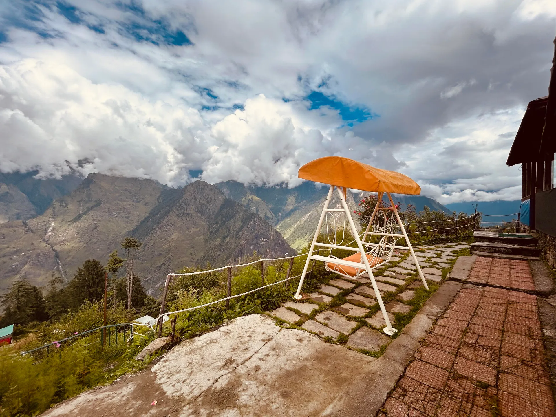 Blue Poppy Resort Auli - Near Auli Chairlift Common Area