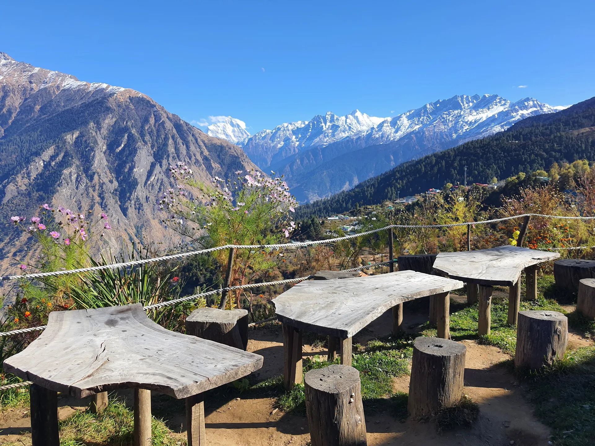 Blue Poppy Resort Auli - Near Auli Chairlift Common Area