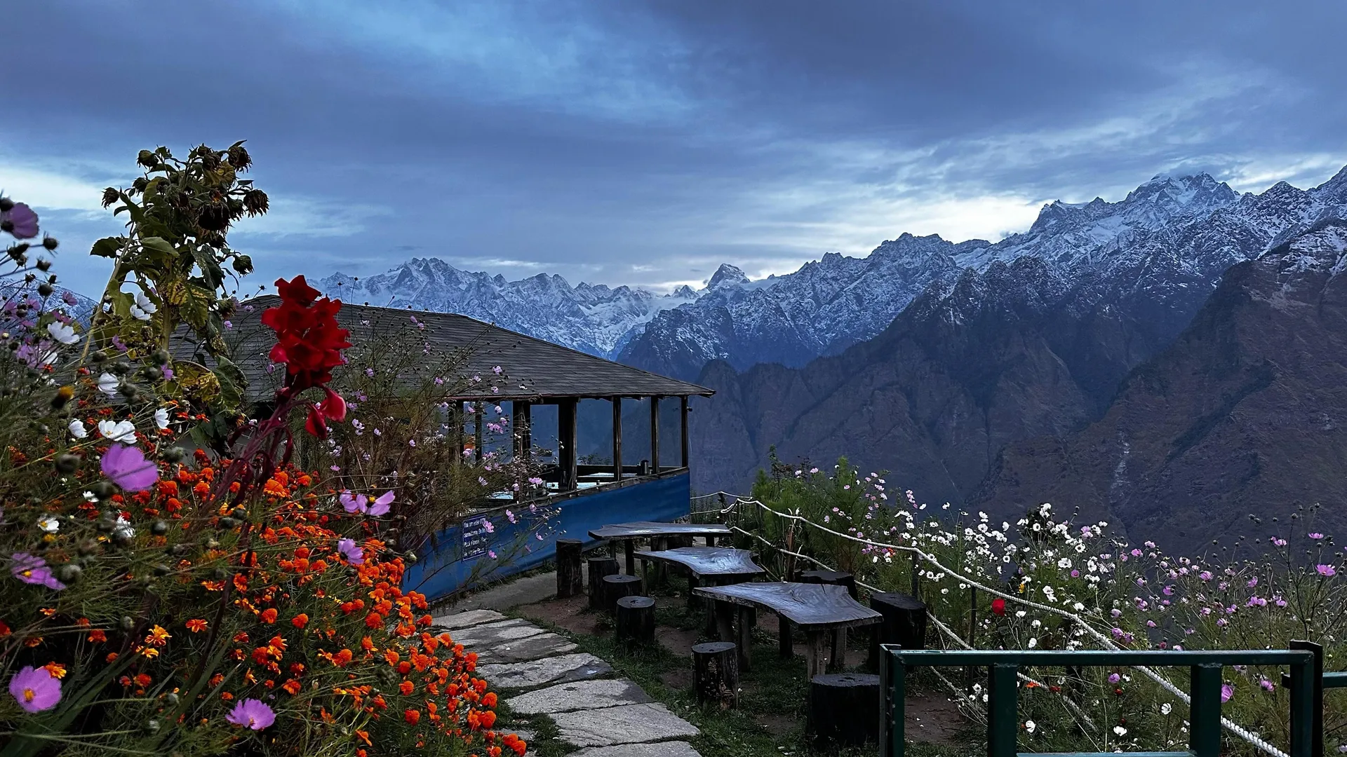Blue Poppy Resort Auli - Near Auli Chairlift Facade