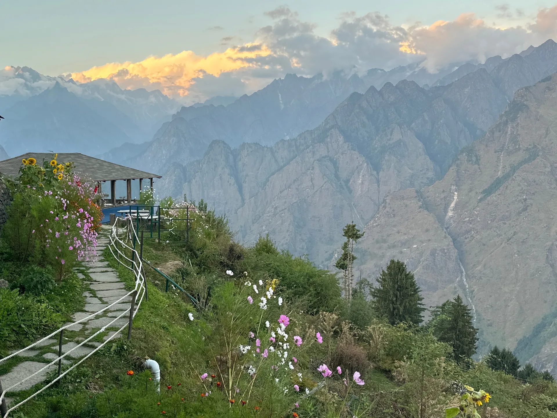 Blue Poppy Resort Auli - Near Auli Chairlift Facade