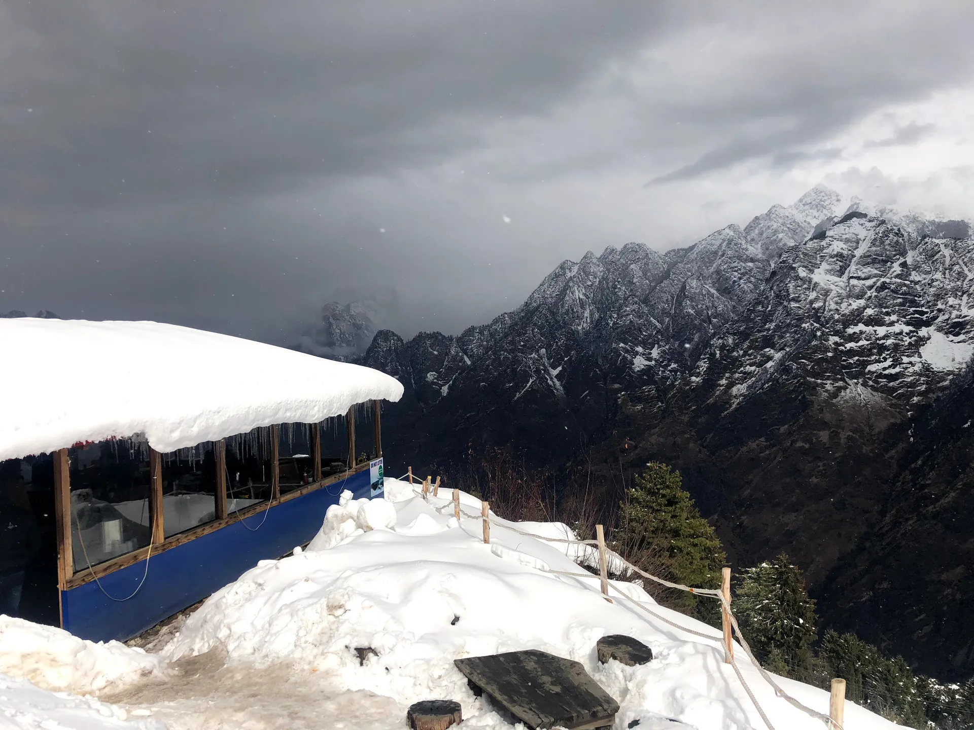 Blue Poppy Resort Auli - Near Auli Chairlift Facade