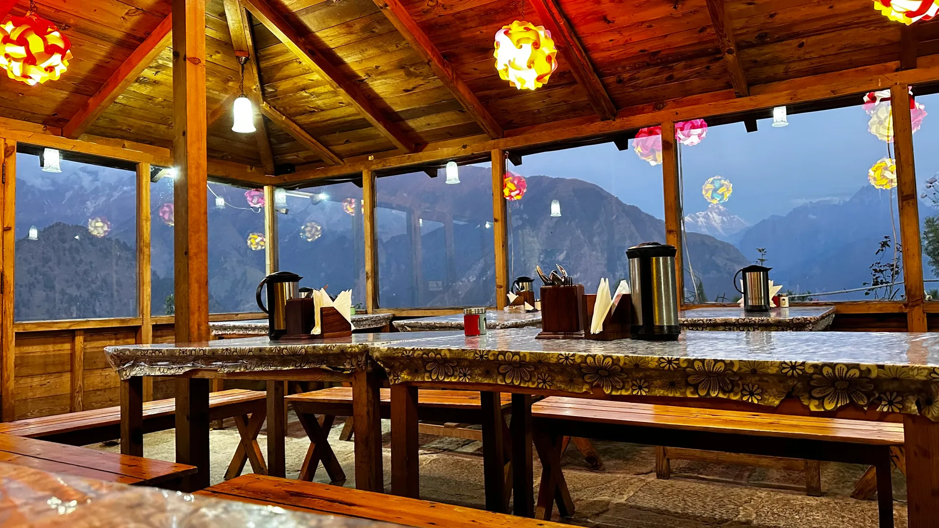 Blue Poppy Resort Auli - Near Auli Chairlift Restaurant
