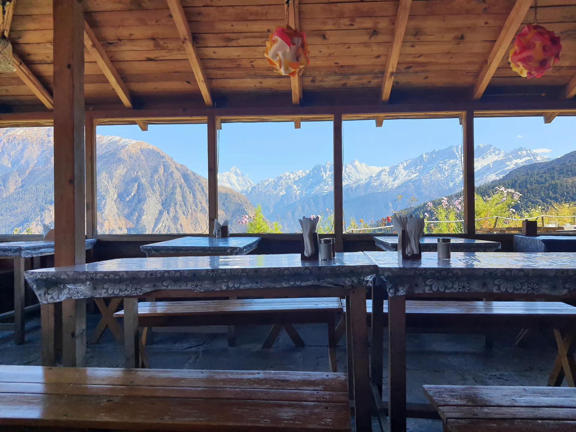 Blue Poppy Resort Auli - Near Auli Chairlift Restaurant
