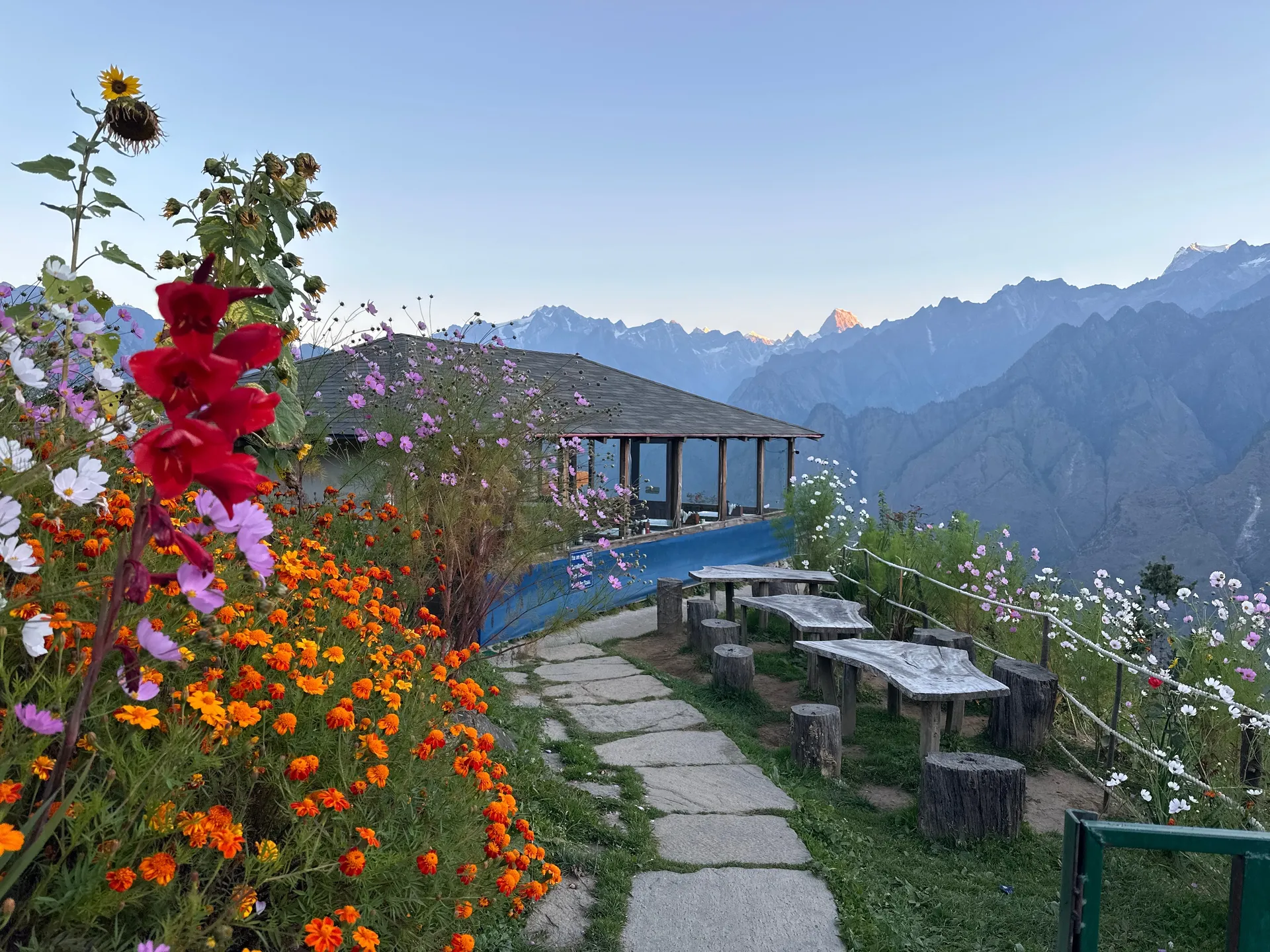 Blue Poppy Resort Auli - Near Auli Chairlift Restaurant