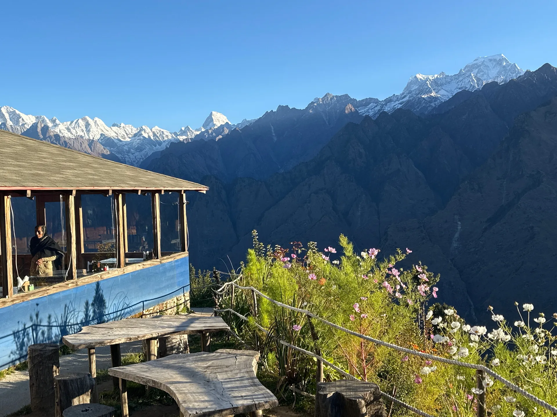 Blue Poppy Resort Auli - Near Auli Chairlift Restaurant