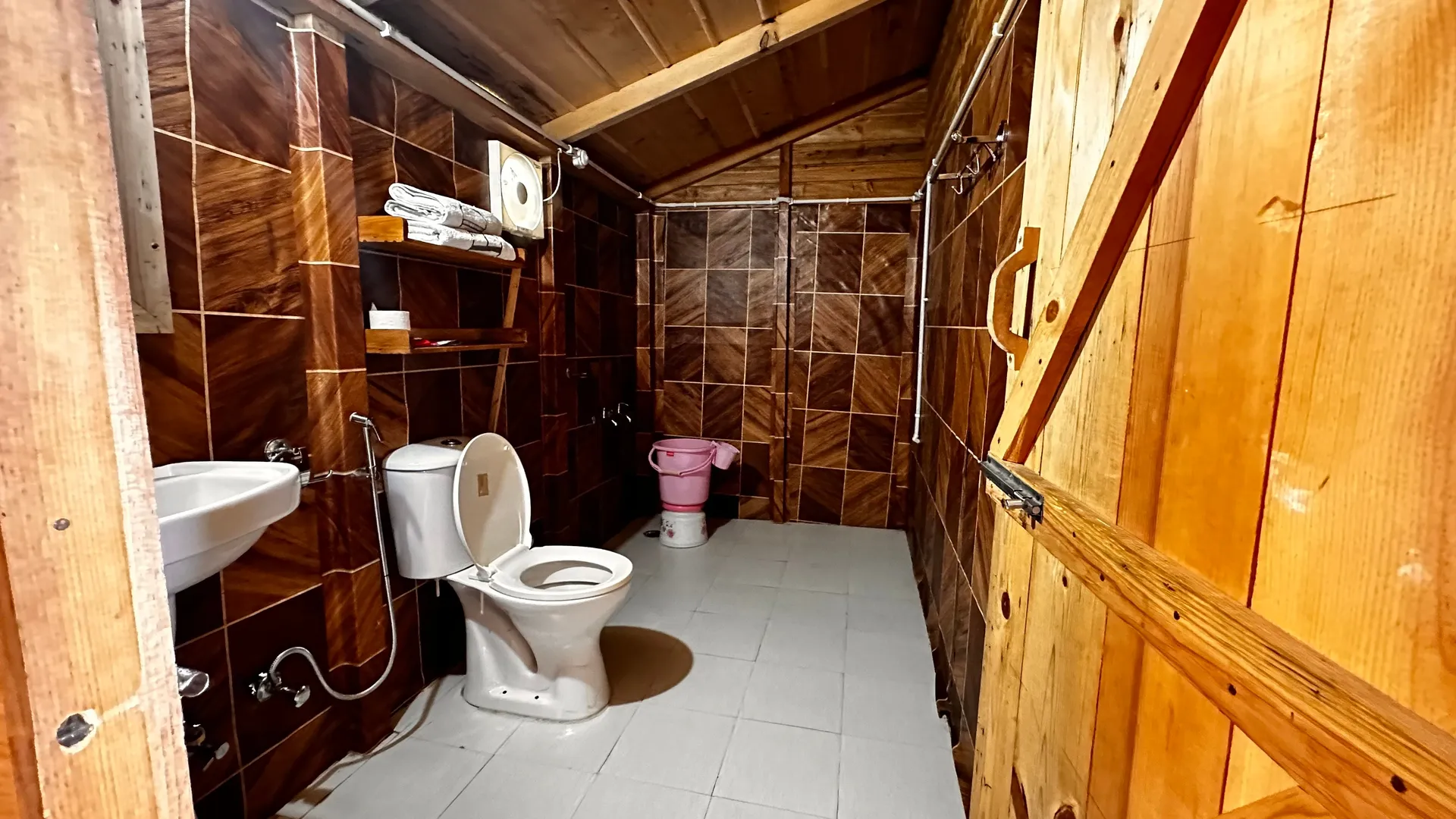 Blue Poppy Resort Auli - Near Auli Chairlift Washroom