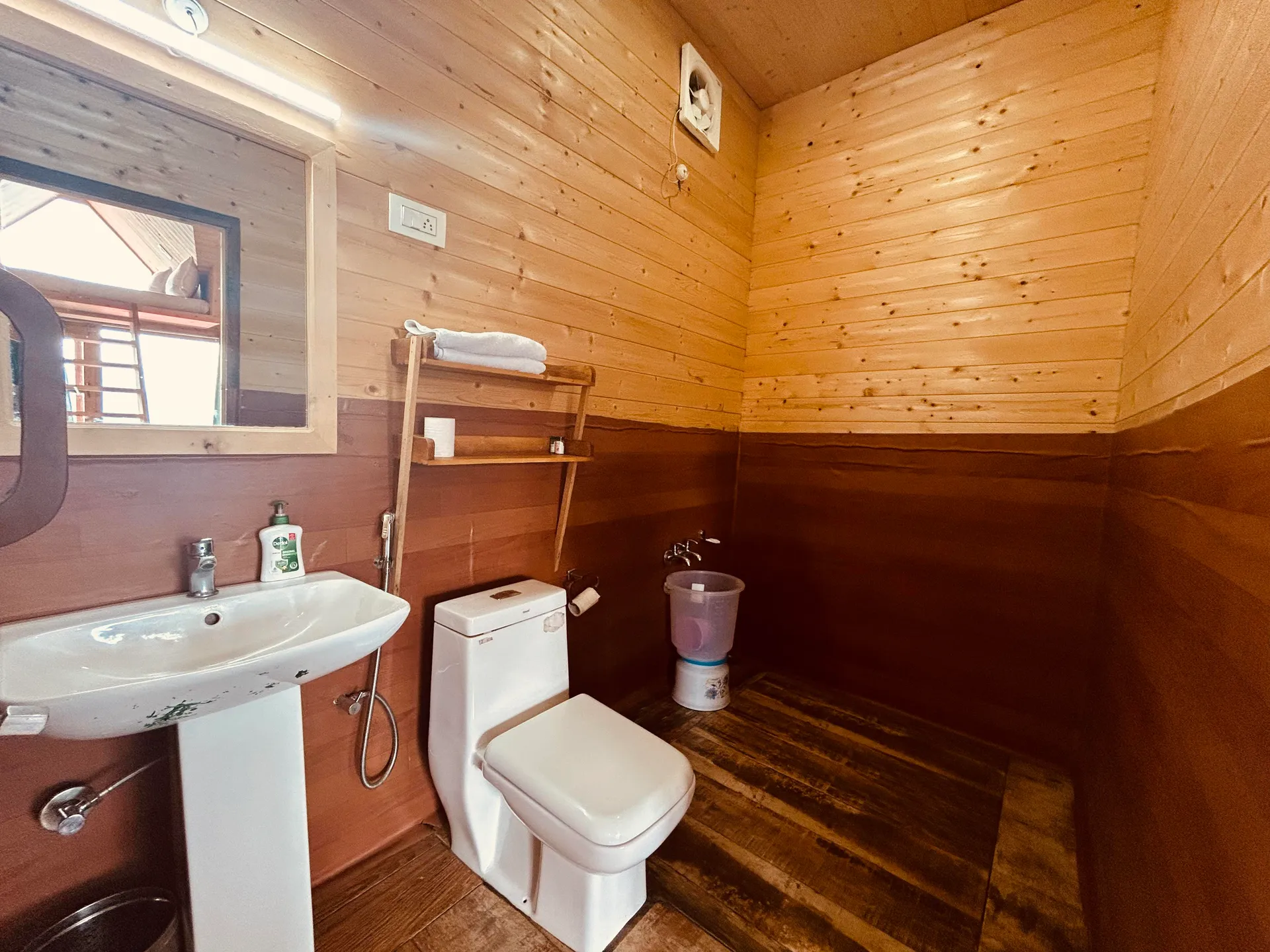 Blue Poppy Resort Auli - Near Auli Chairlift Washroom