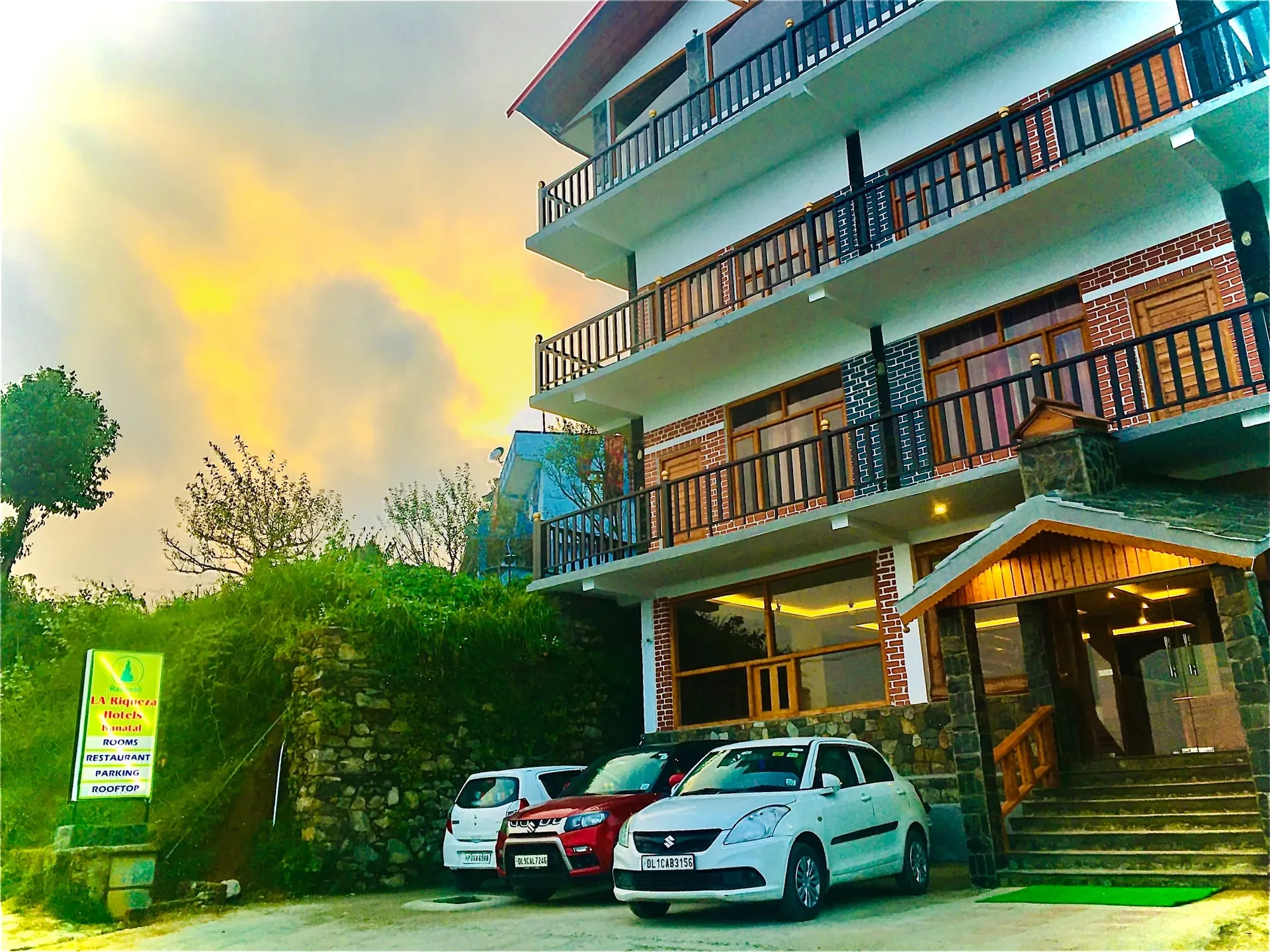Hotel LA Riqueza Kanatal Parking