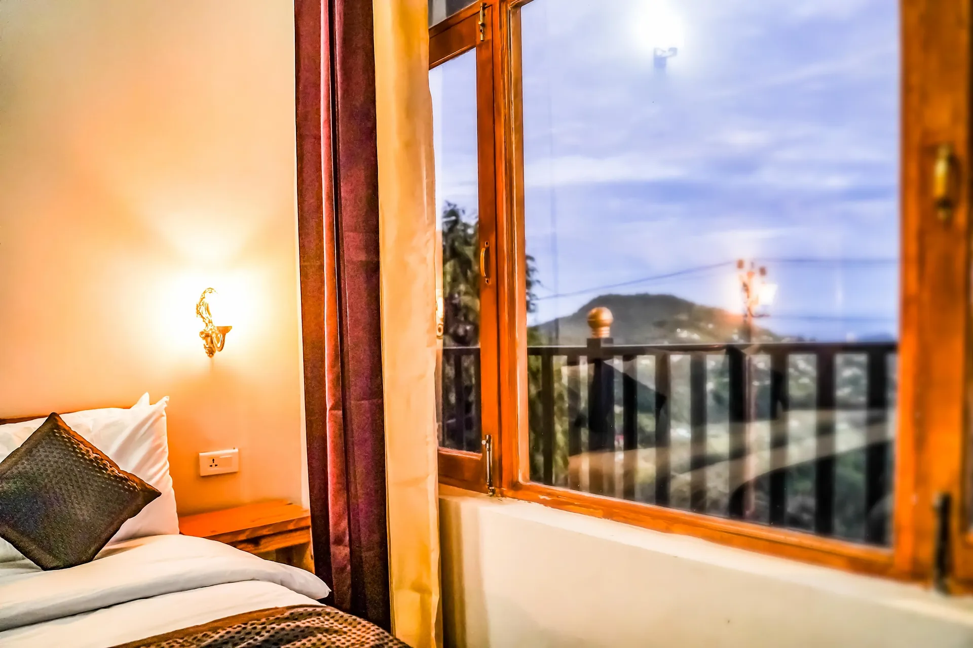 Hotel LA Riqueza Kanatal Room
