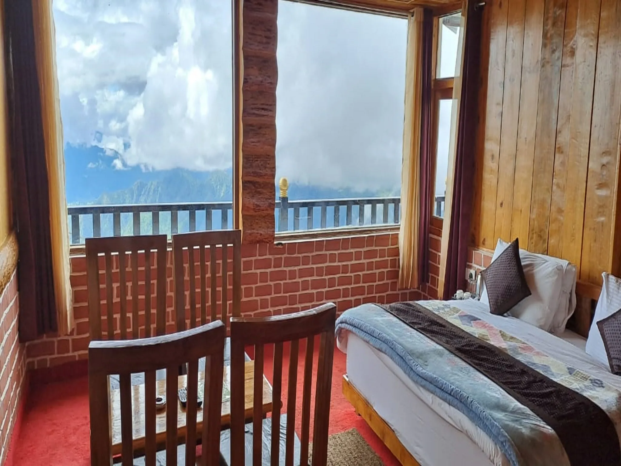 Hotel LA Riqueza Kanatal Room