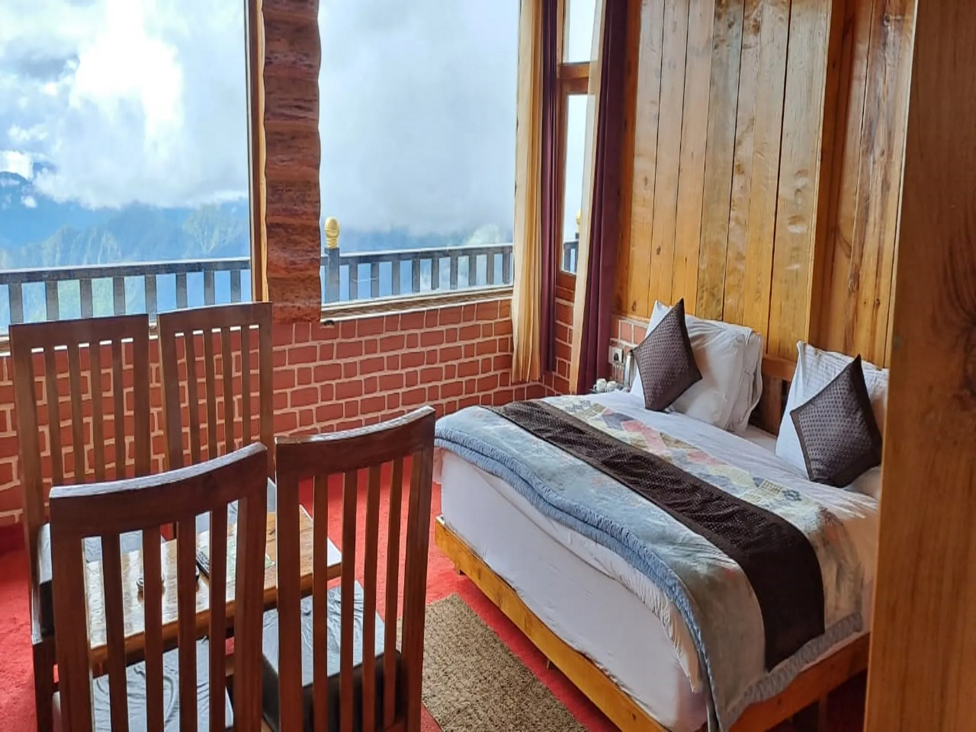 Hotel LA Riqueza Kanatal Room