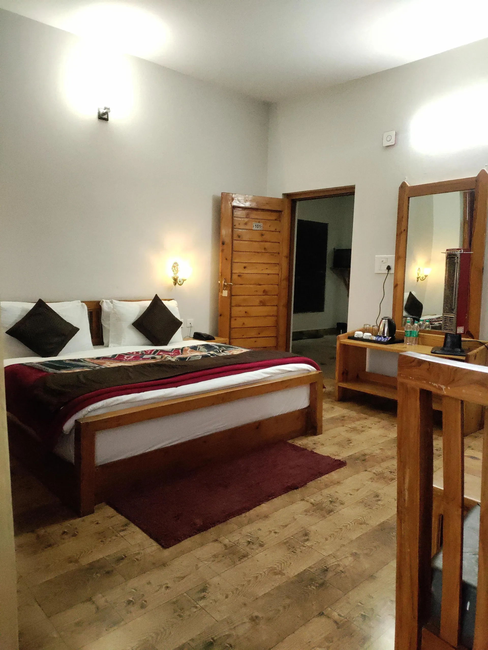 Hotel LA Riqueza Kanatal Room