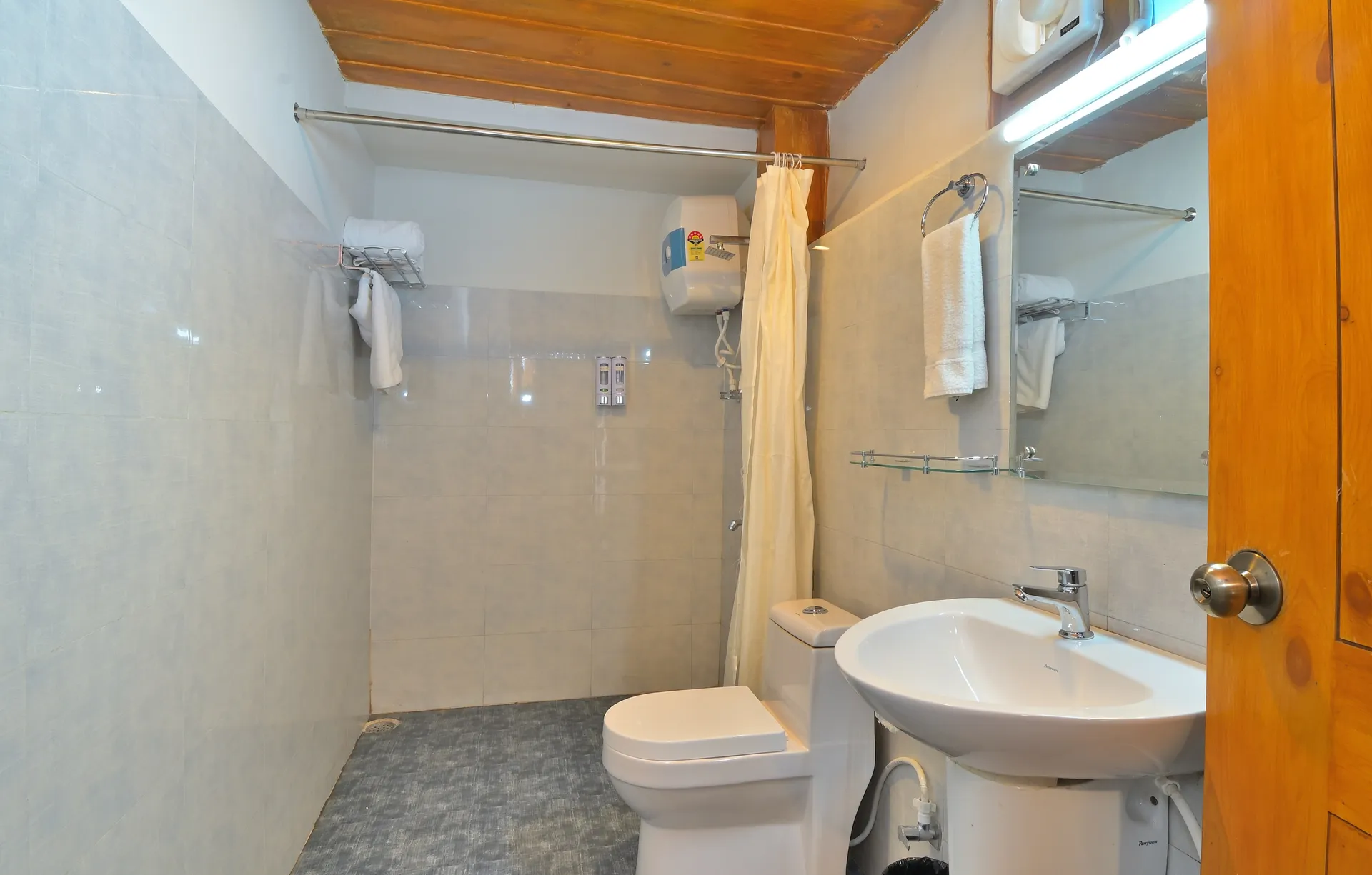 Hotel LA Riqueza Kanatal Washroom
