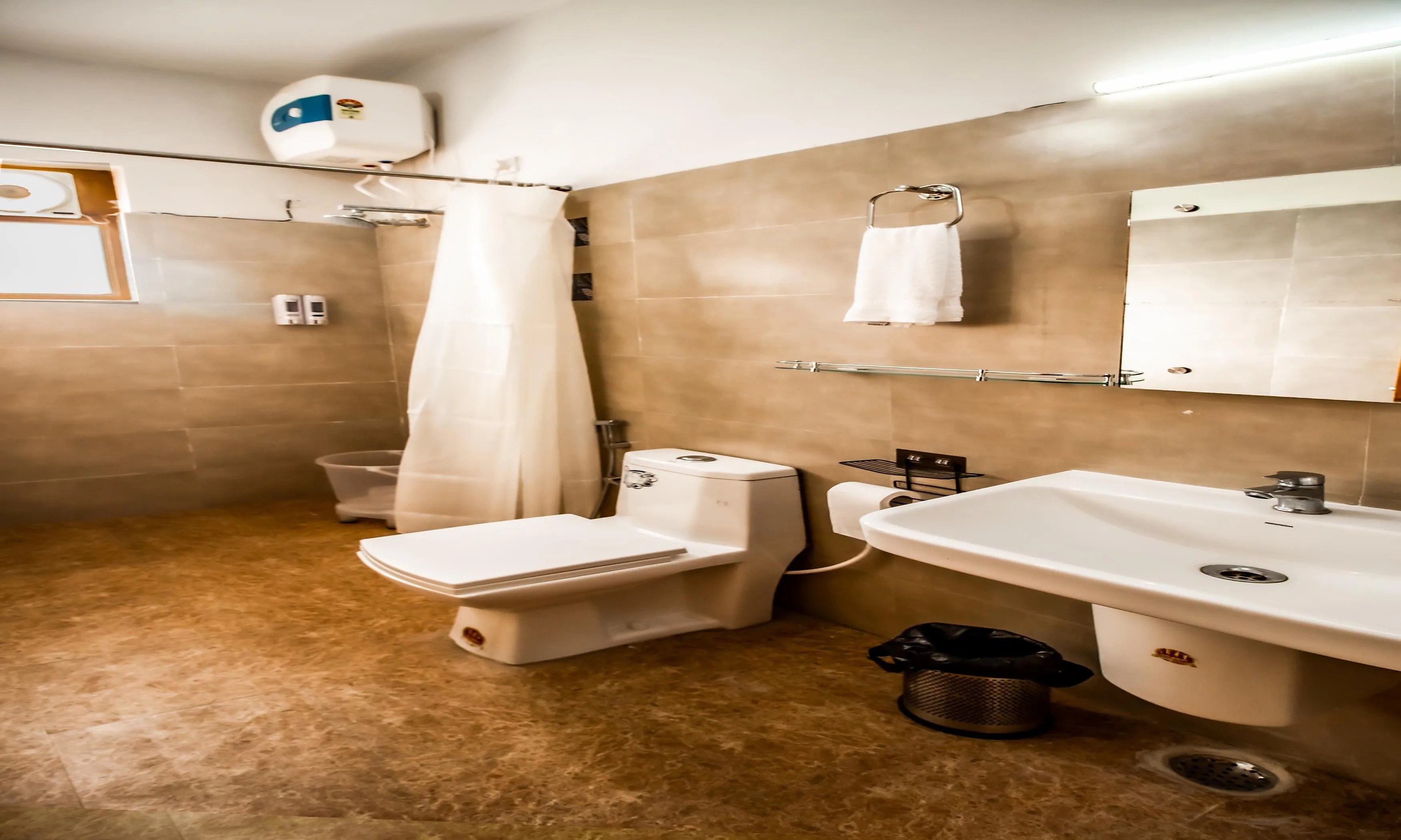 Hotel LA Riqueza Kanatal Washroom