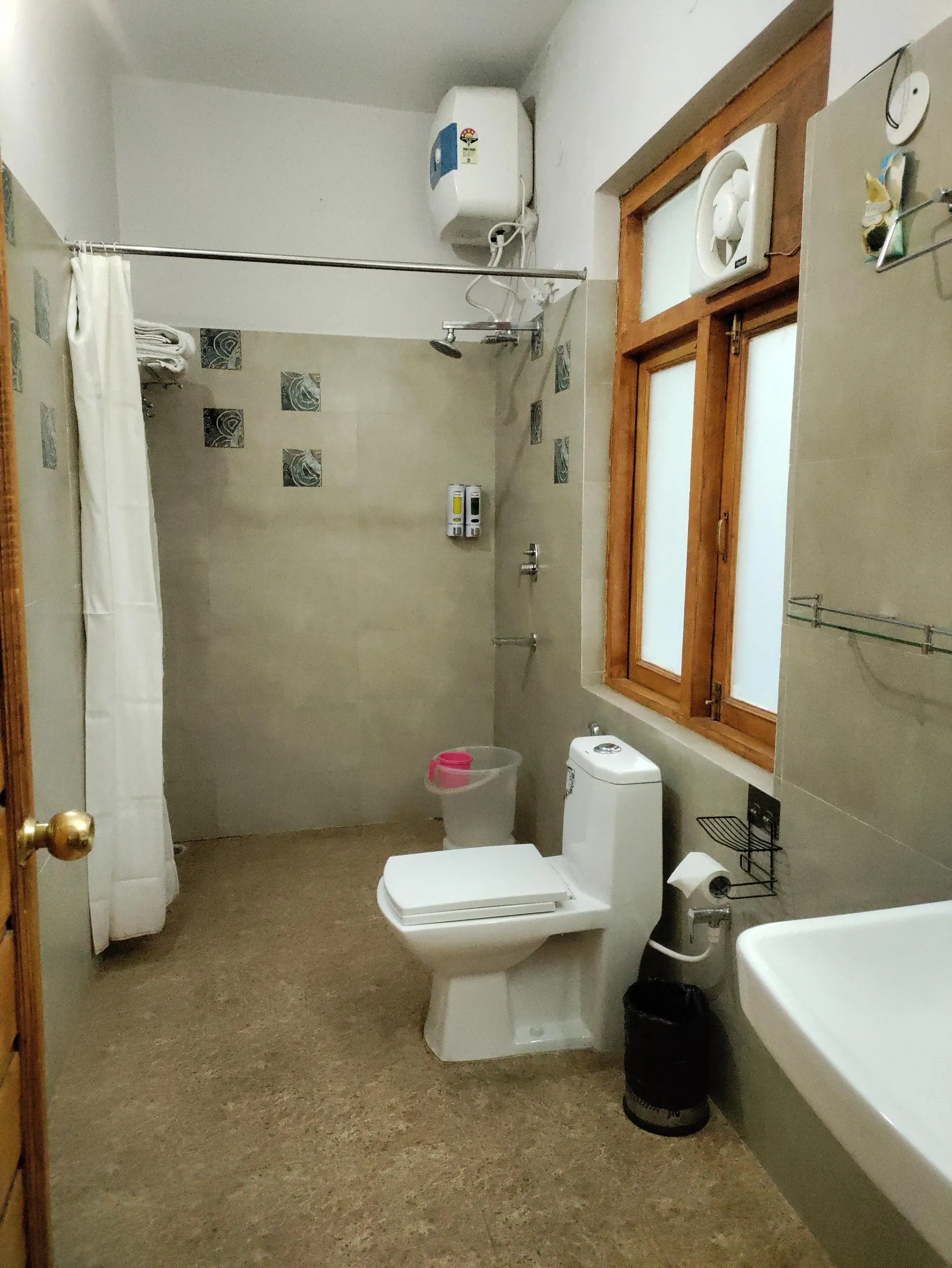 Hotel LA Riqueza Kanatal Washroom