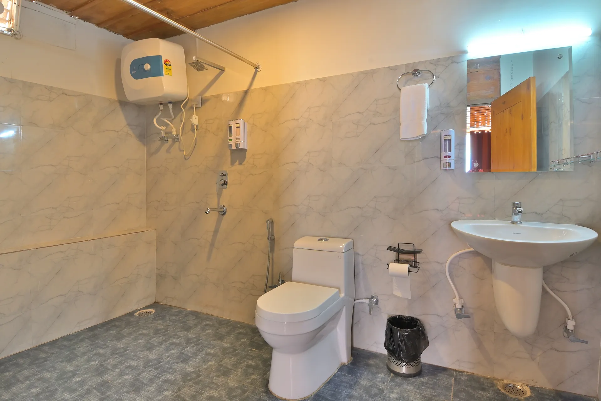 Hotel LA Riqueza Kanatal Washroom