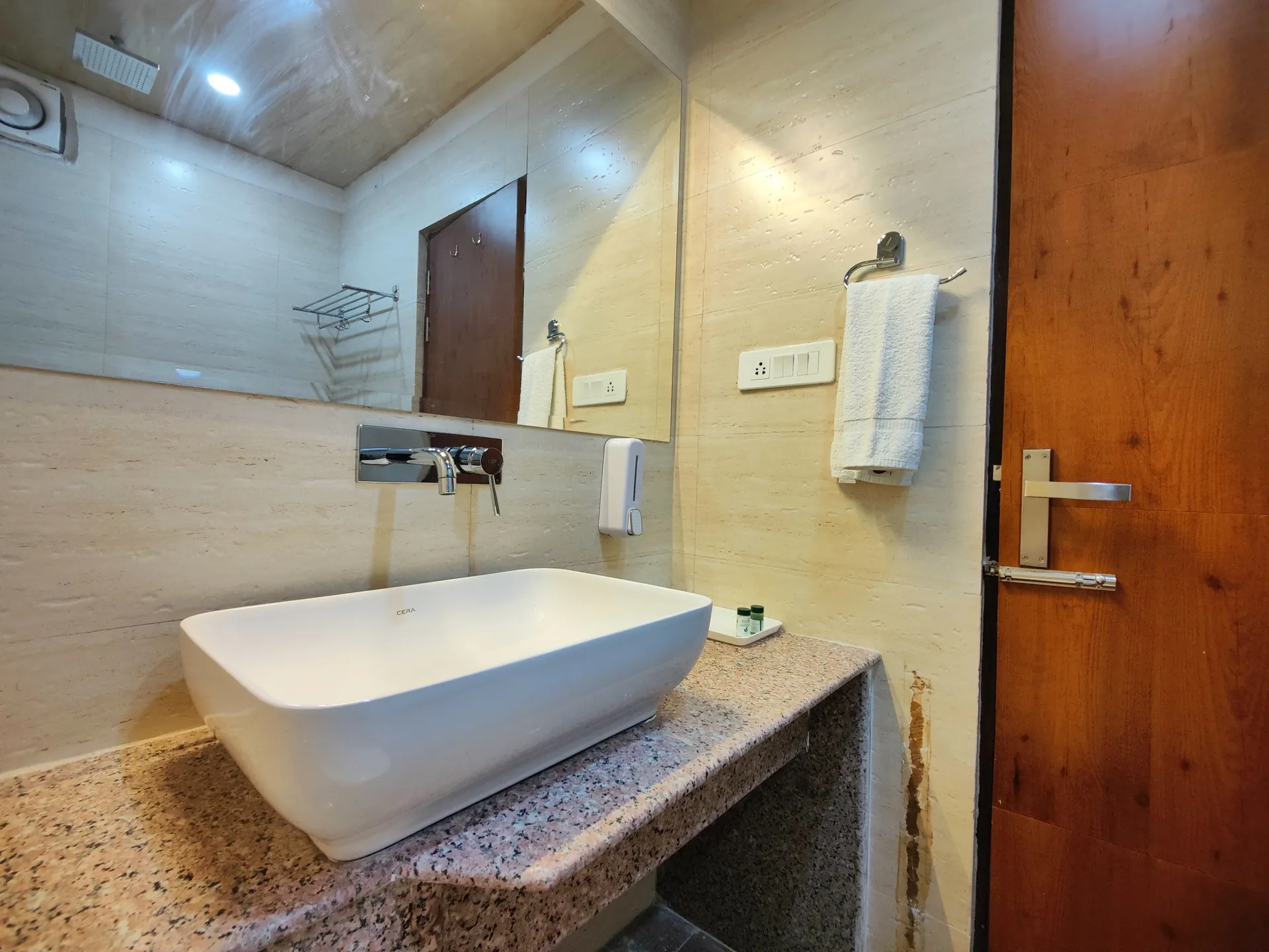 Rock Castle Inn By DLS Hotels Room