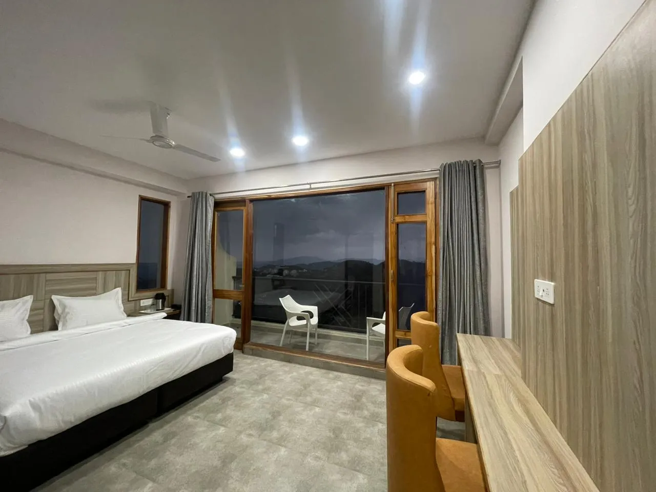 Rock Castle Inn Room