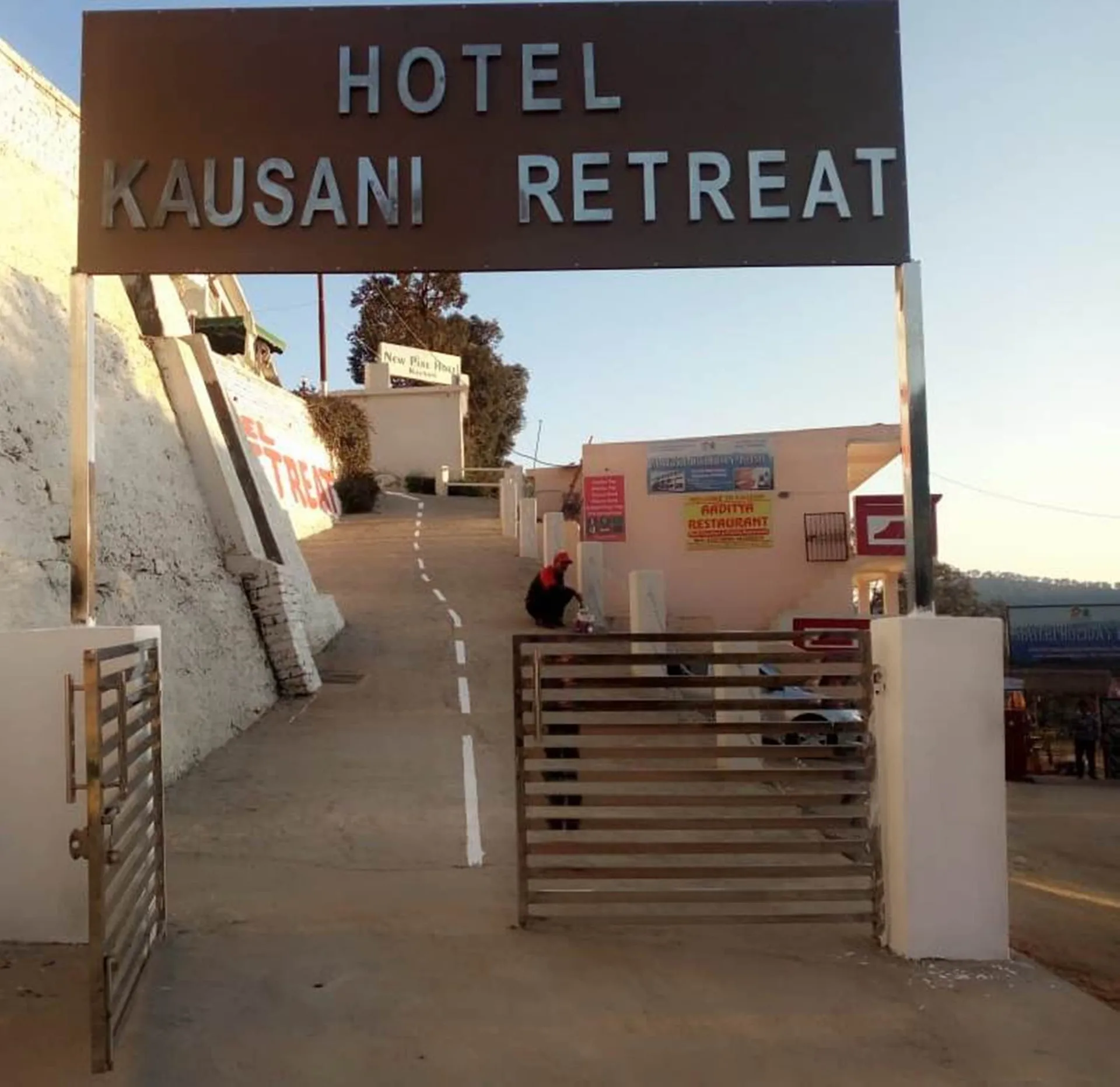Hotel Kausani Retreat Entrance